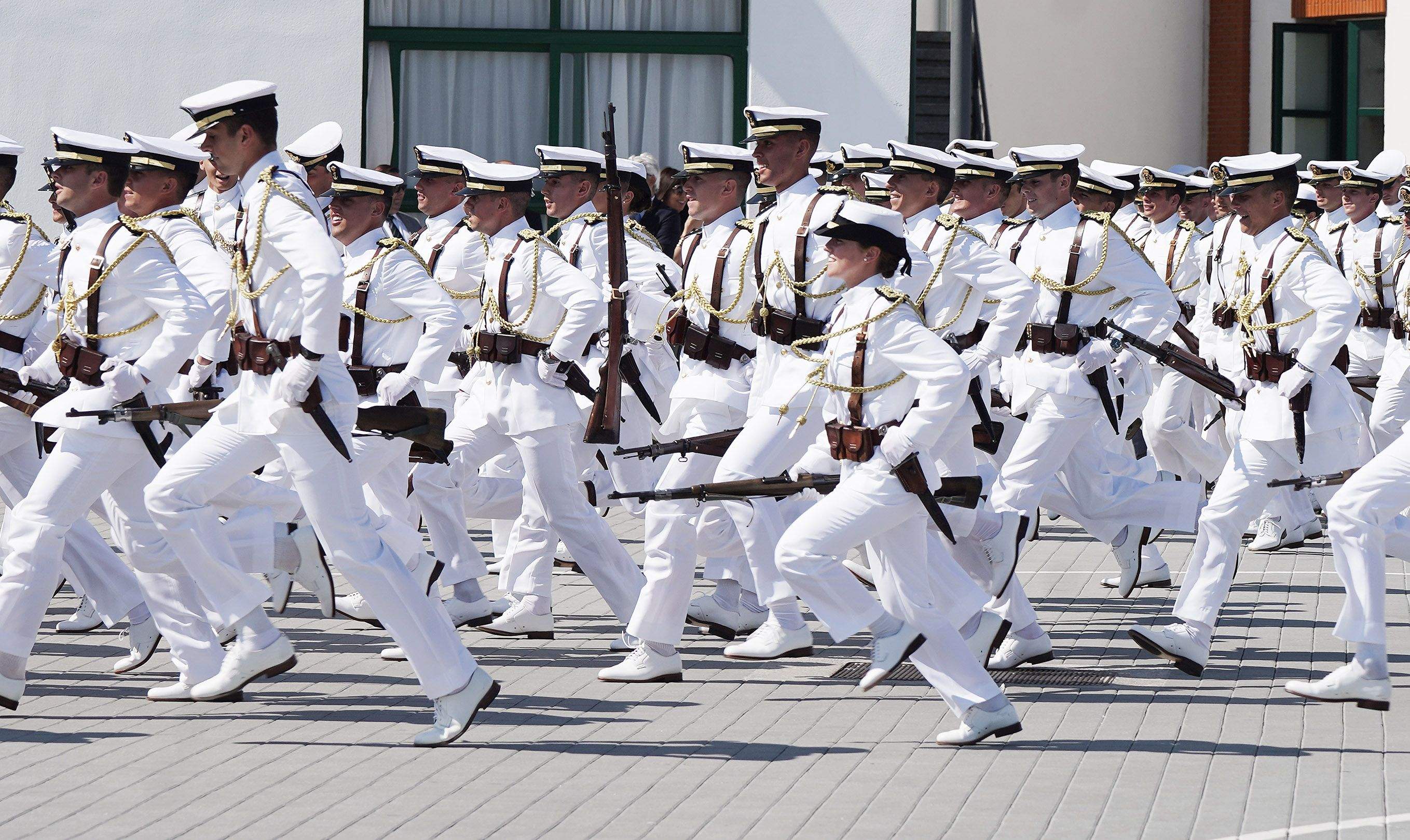 La princesa Leonor recibe la Gran Cruz al Mérito Naval durante la entrega de reales despachos