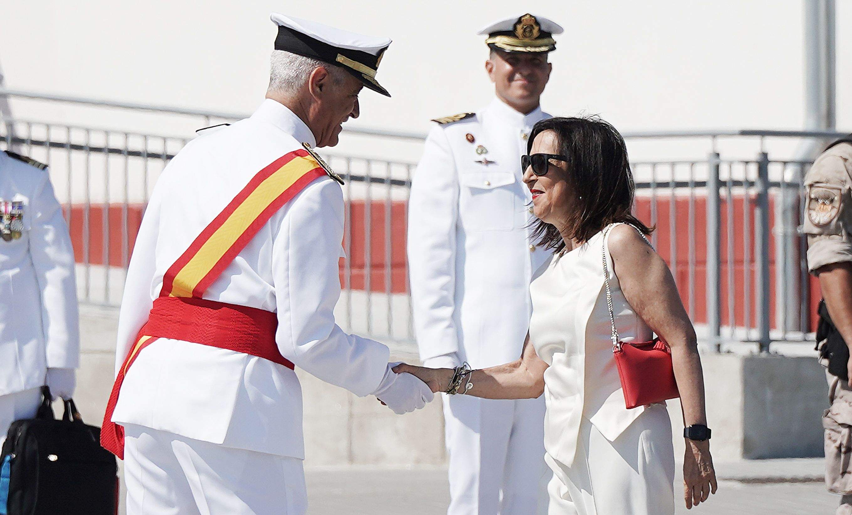 La princesa Leonor recibe la Gran Cruz al Mérito Naval durante la entrega de reales despachos