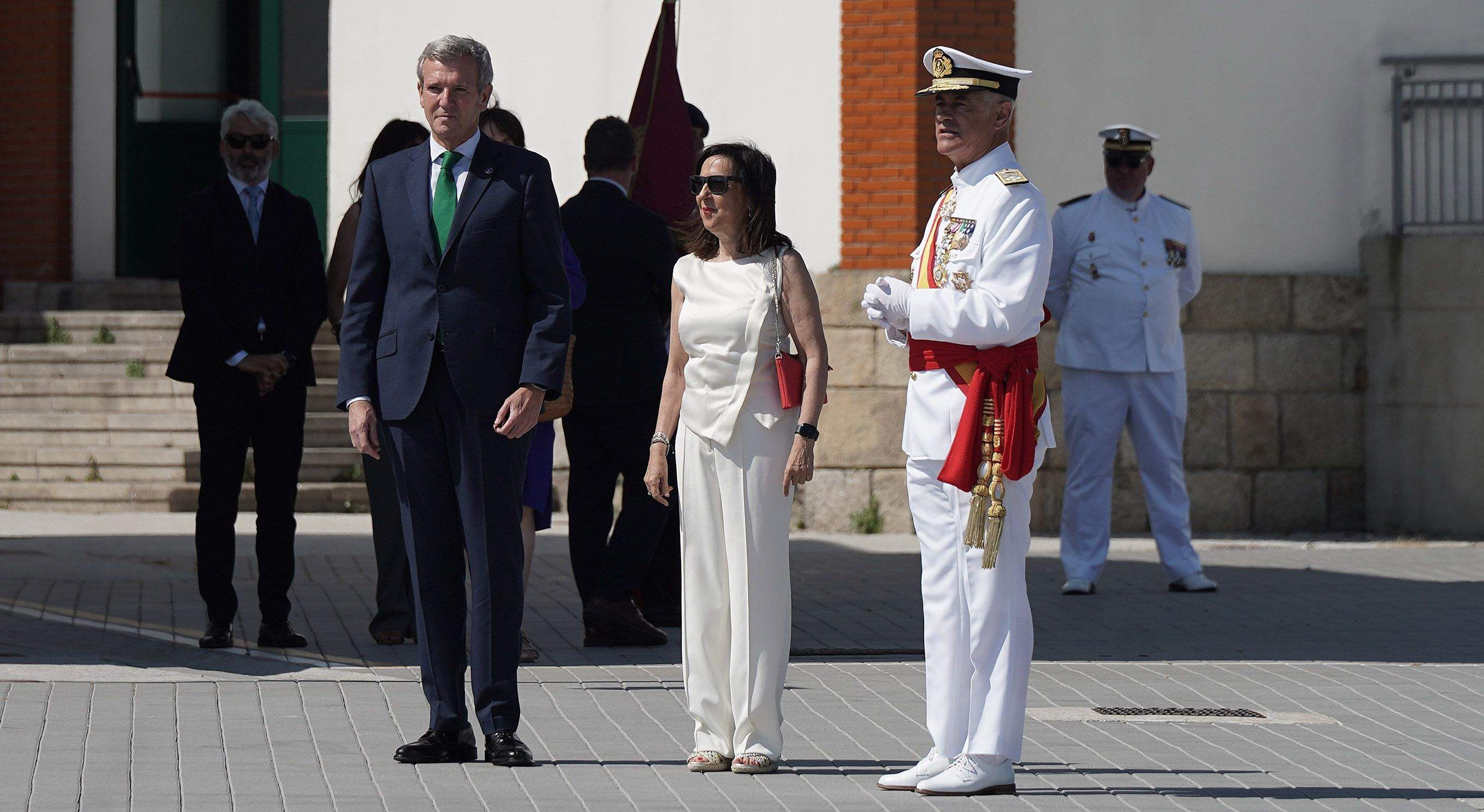 La princesa Leonor recibe la Gran Cruz al Mérito Naval durante la entrega de reales despachos