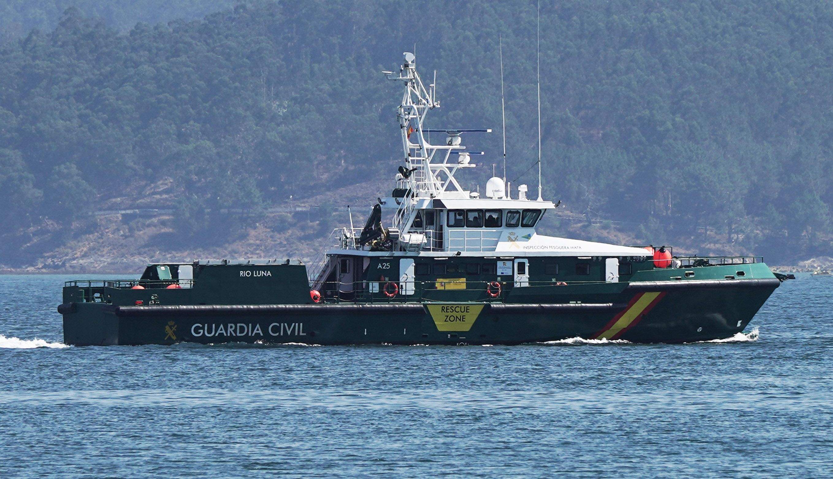 La princesa Leonor recibe la Gran Cruz al Mérito Naval durante la entrega de reales despachos