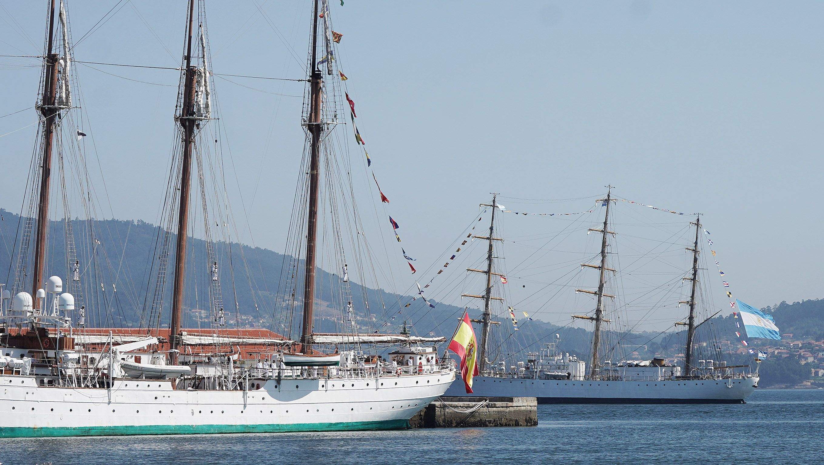 La princesa Leonor recibe la Gran Cruz al Mérito Naval durante la entrega de reales despachos