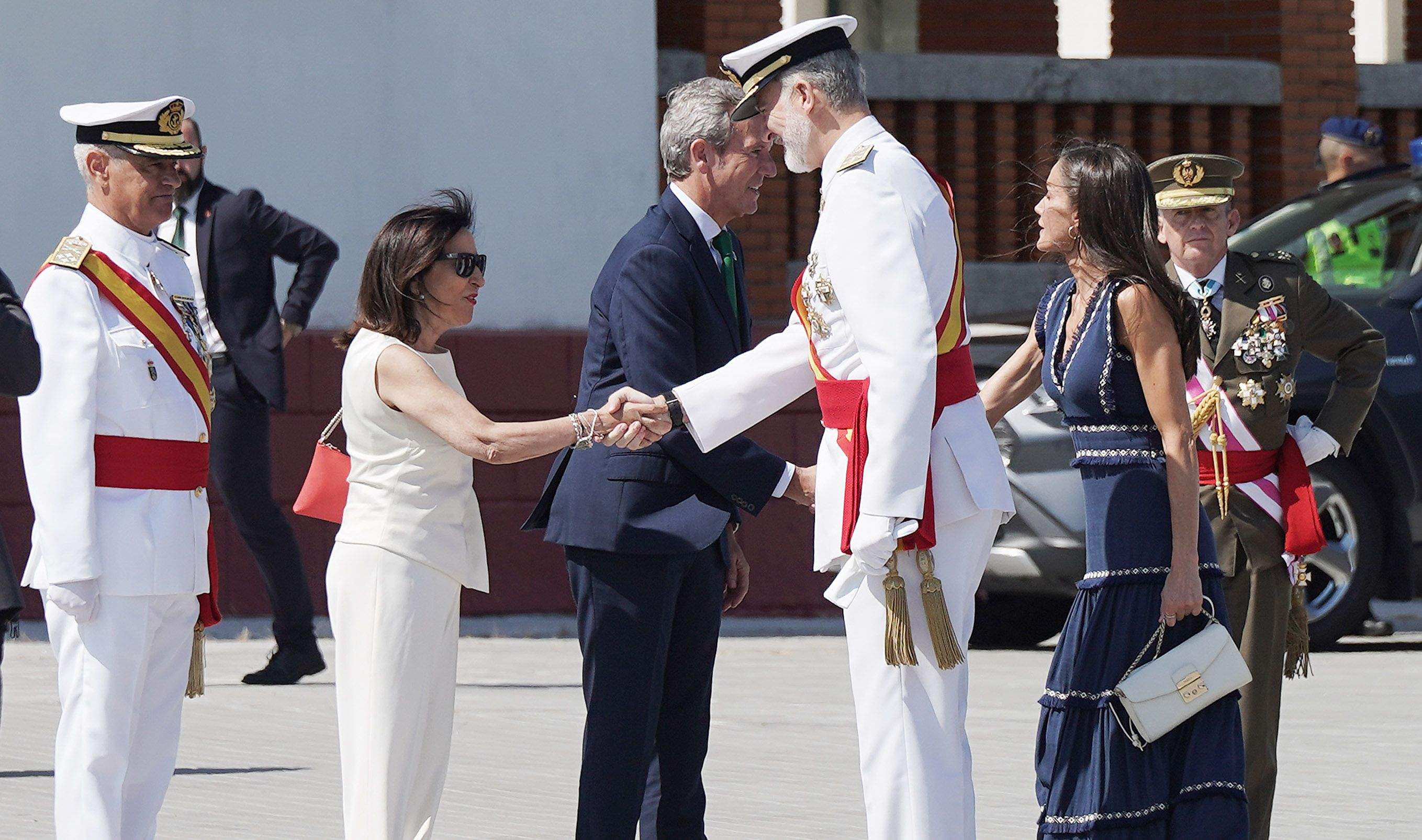 La princesa Leonor recibe la Gran Cruz al Mérito Naval durante la entrega de reales despachos