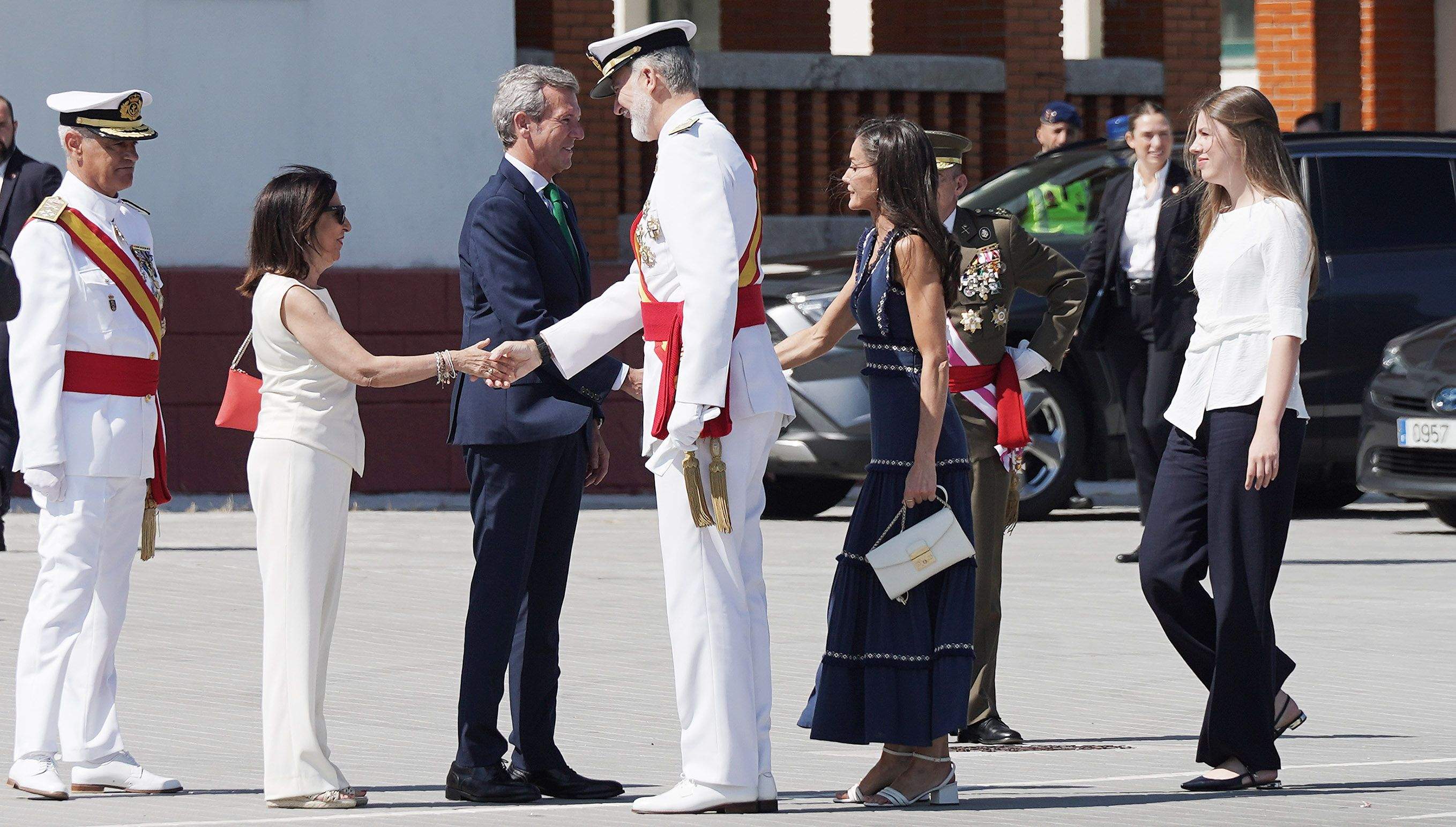 La princesa Leonor recibe la Gran Cruz al Mérito Naval durante la entrega de reales despachos
