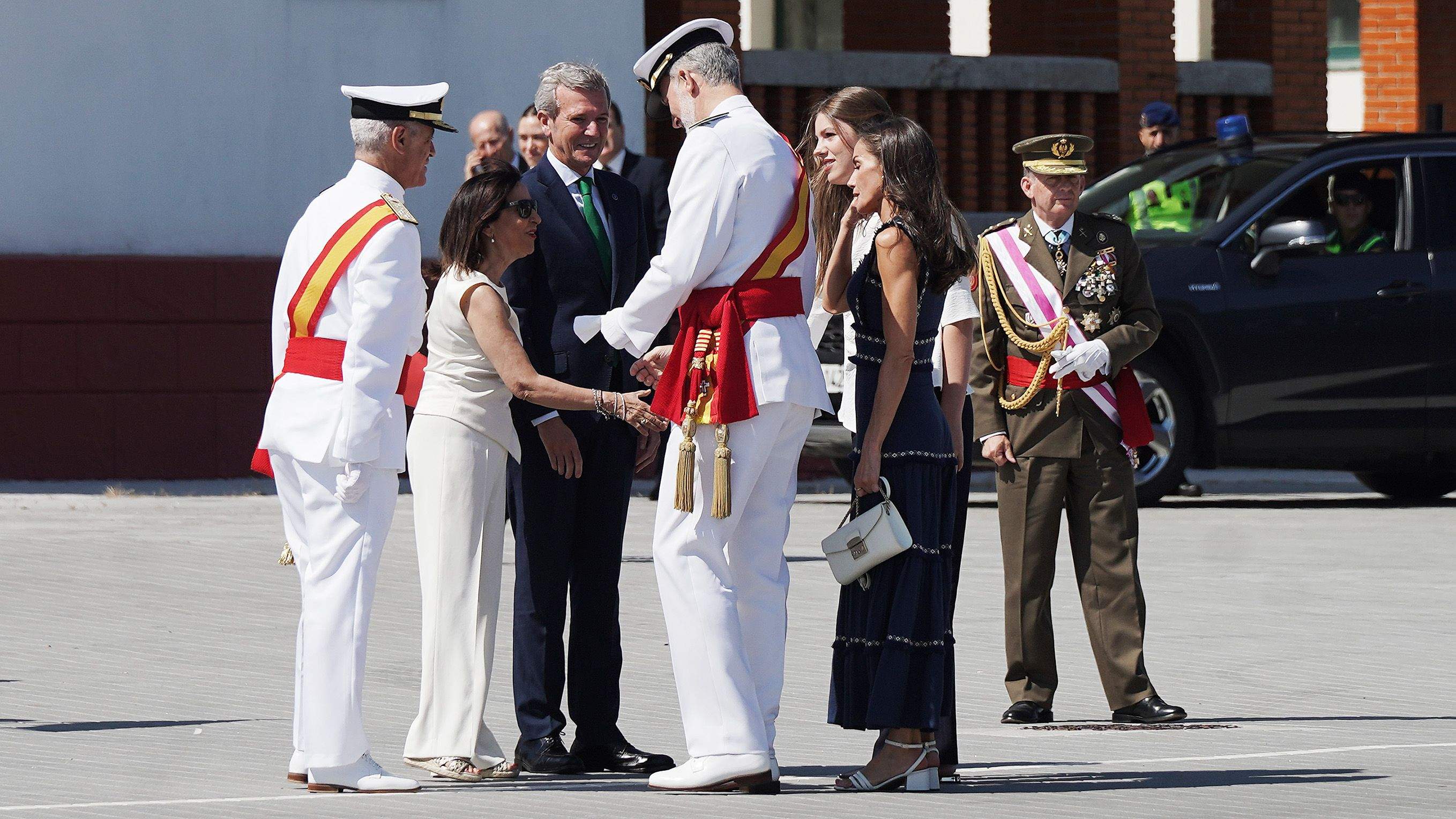 La princesa Leonor recibe la Gran Cruz al Mérito Naval durante la entrega de reales despachos