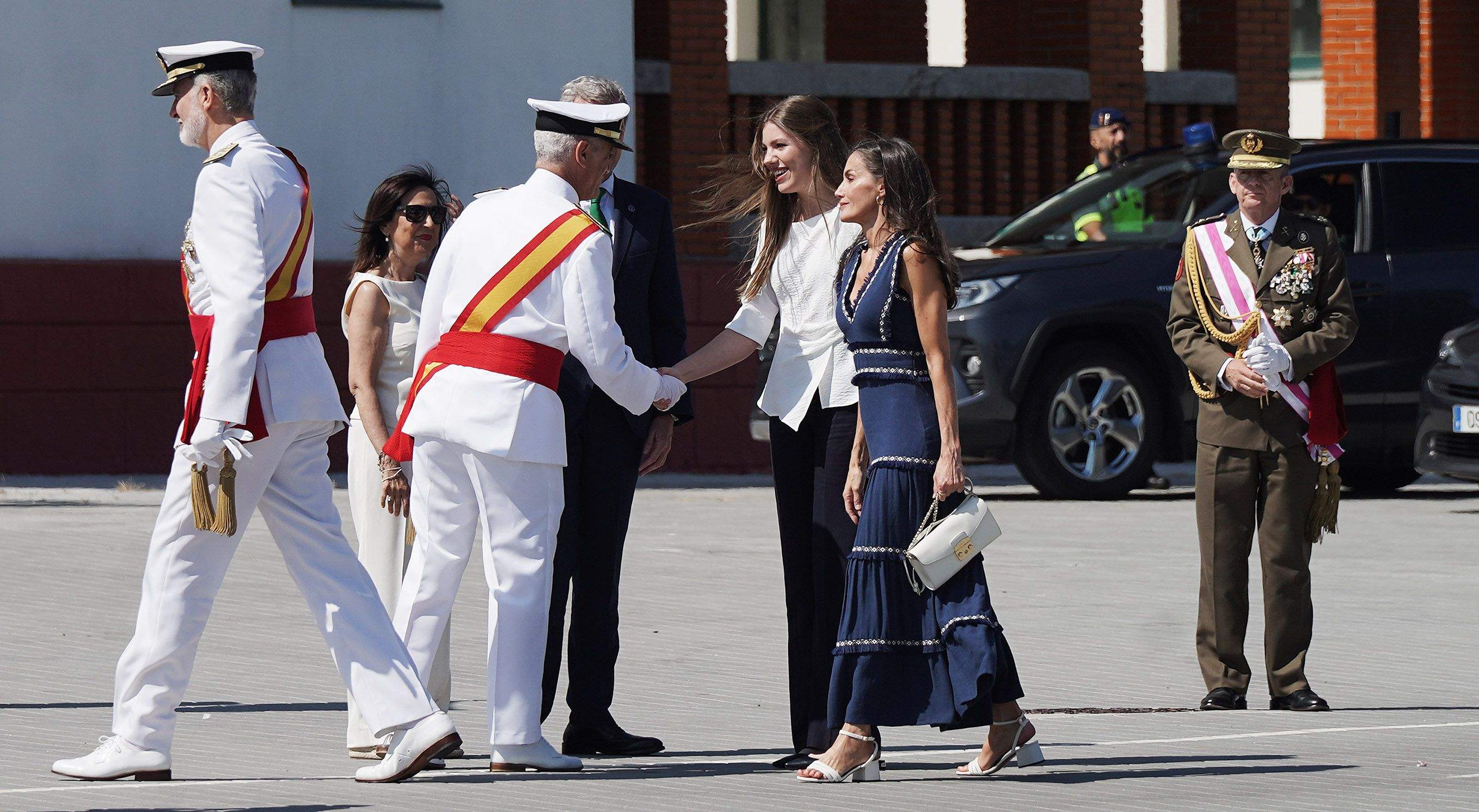La princesa Leonor recibe la Gran Cruz al Mérito Naval durante la entrega de reales despachos