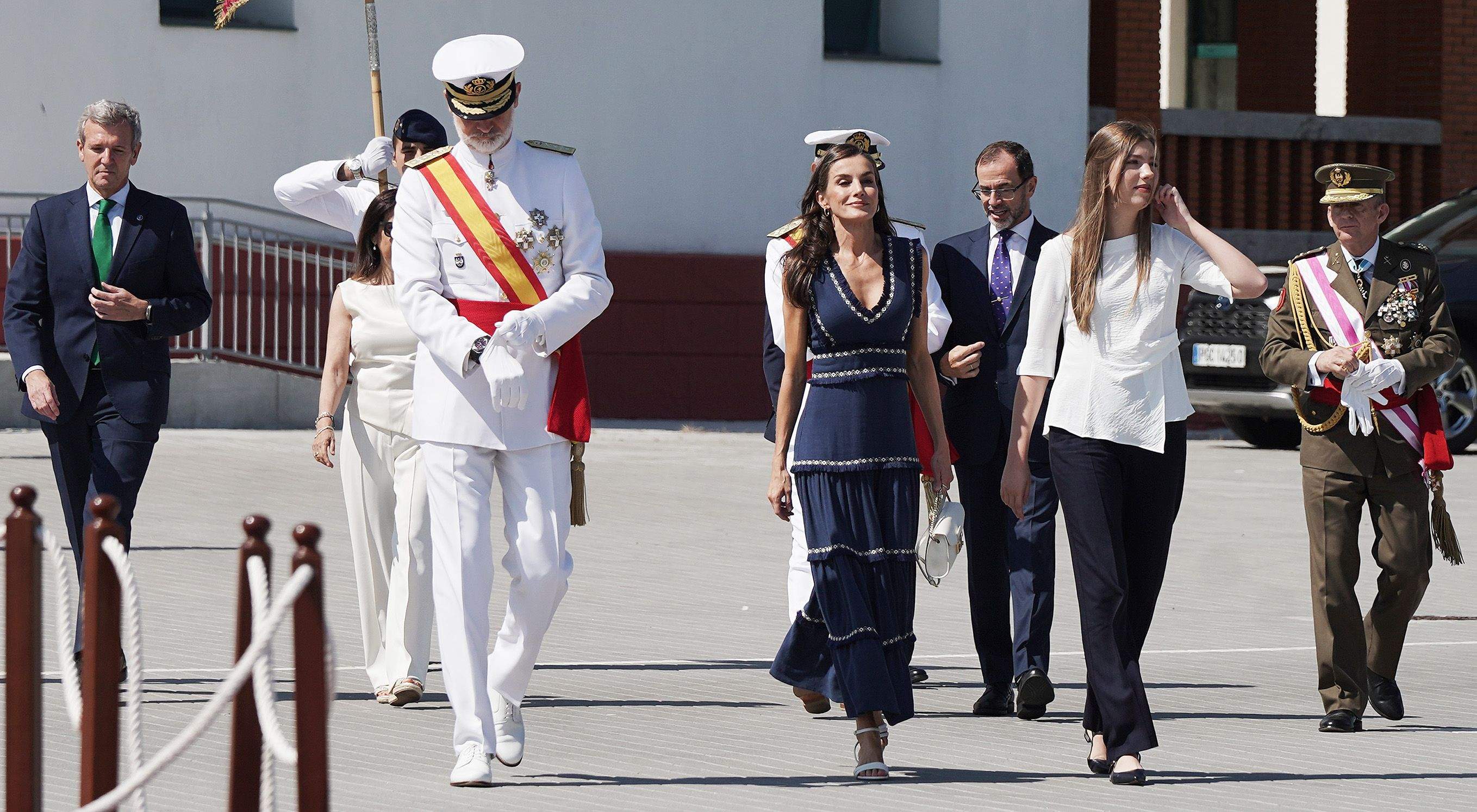 La princesa Leonor recibe la Gran Cruz al Mérito Naval durante la entrega de reales despachos