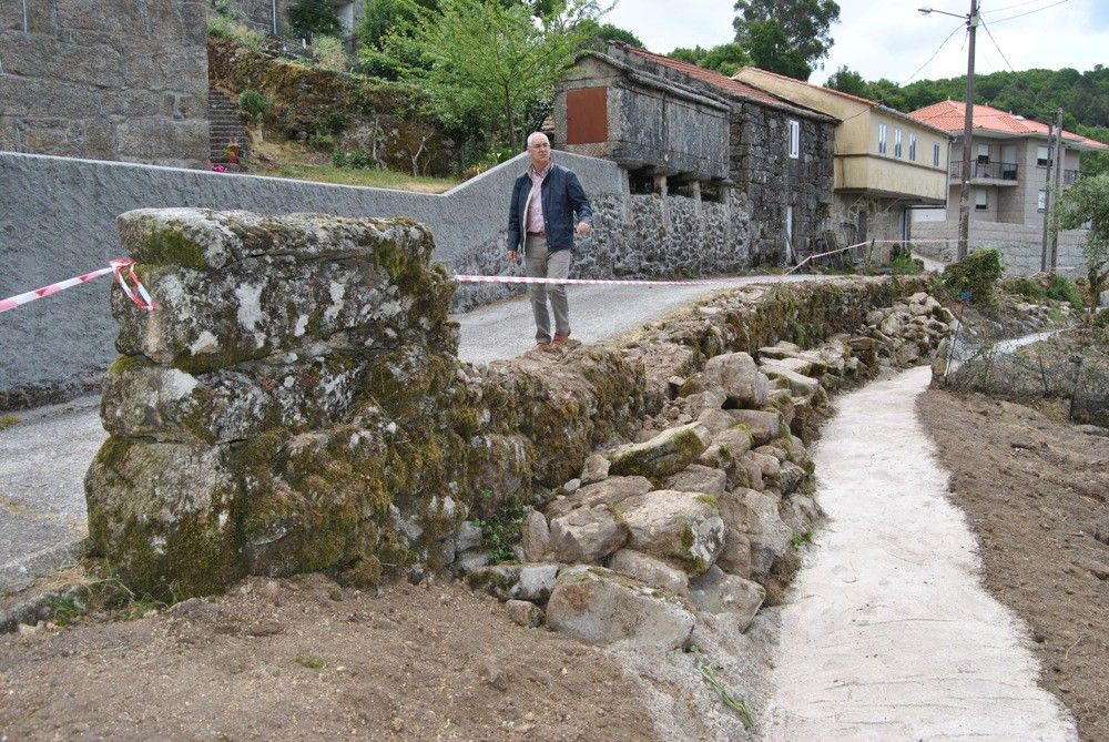 Obras de ampliación dun camiño en Seixido