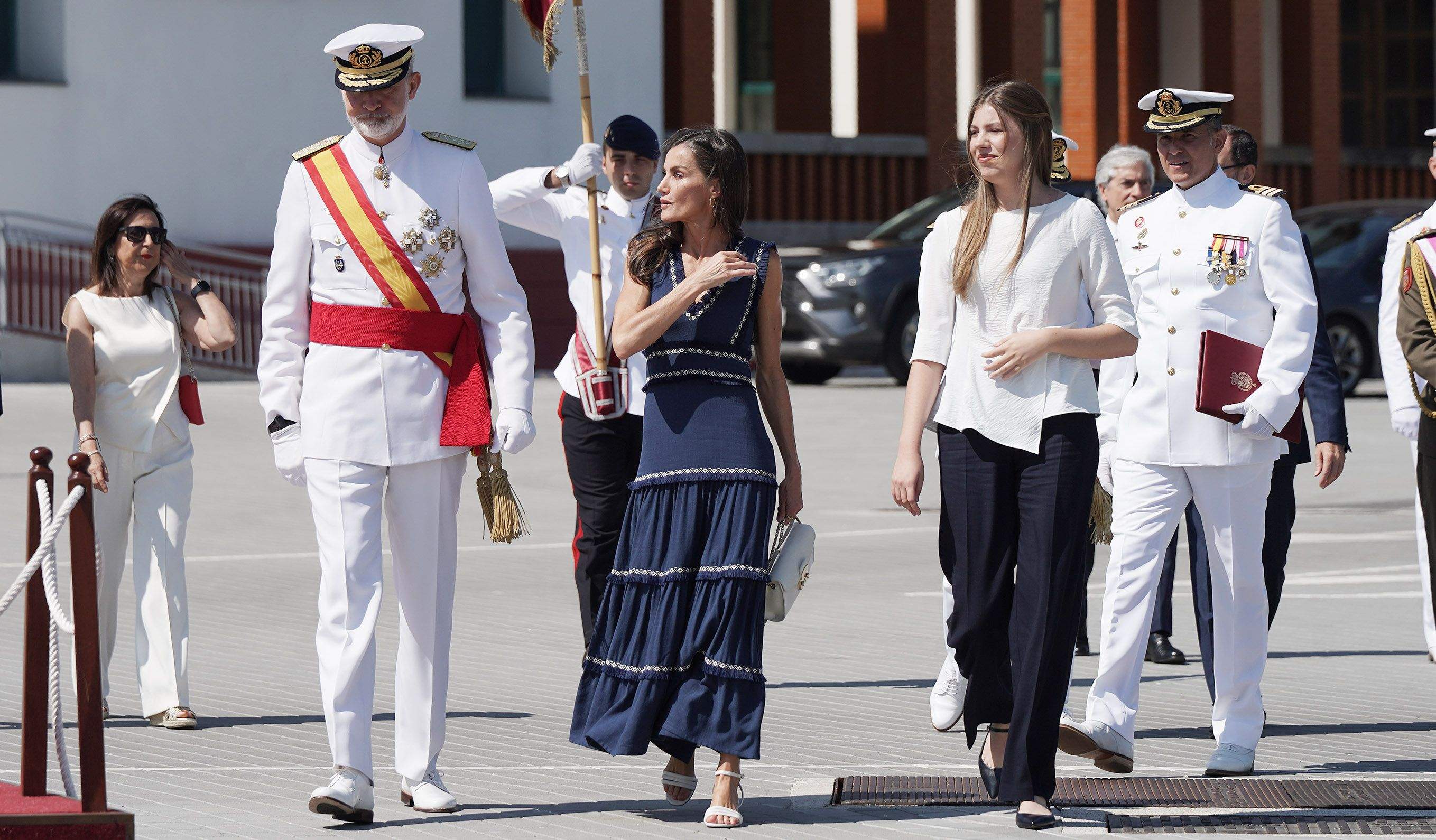 La princesa Leonor recibe la Gran Cruz al Mérito Naval durante la entrega de reales despachos