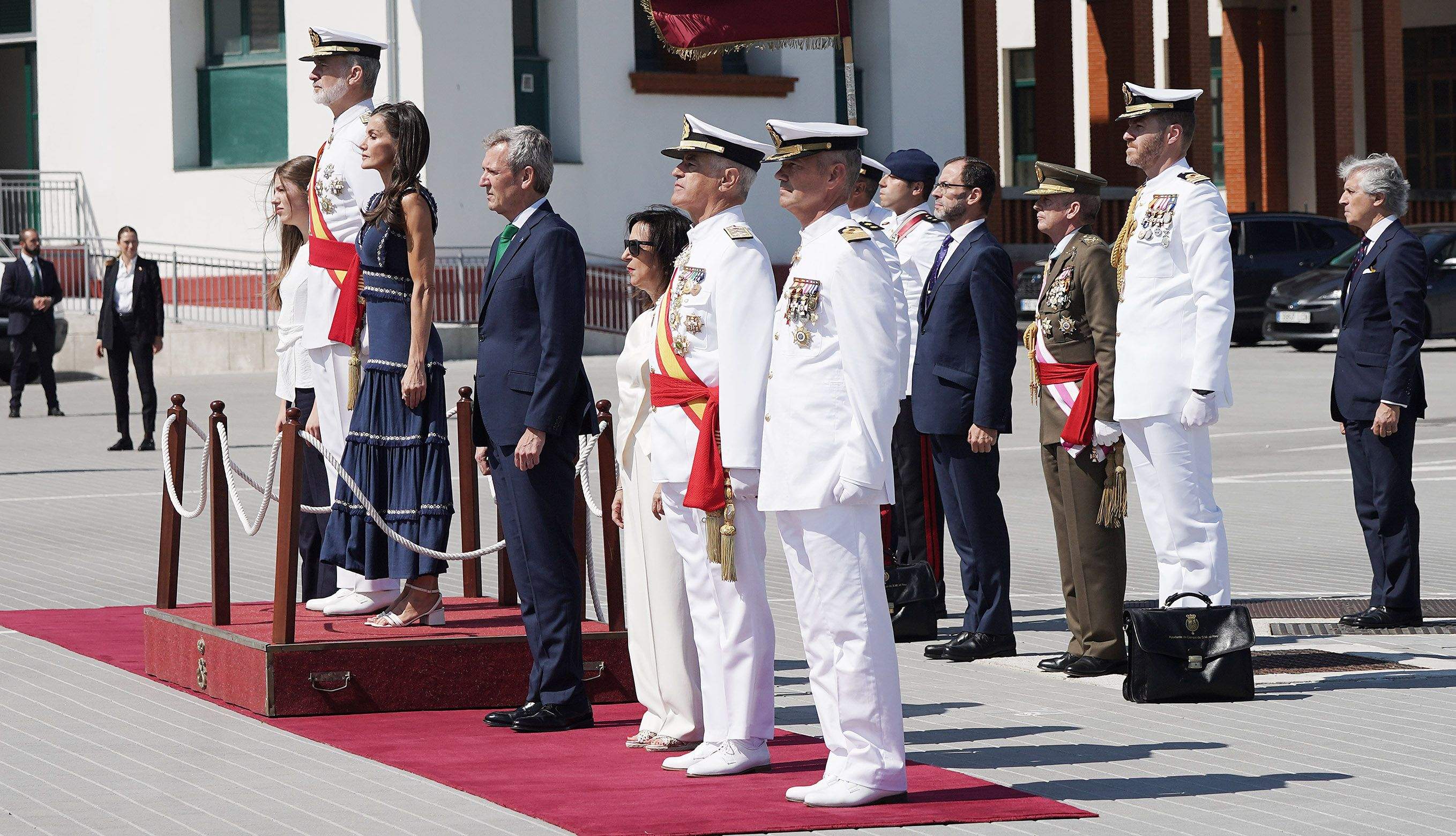 La princesa Leonor recibe la Gran Cruz al Mérito Naval durante la entrega de reales despachos