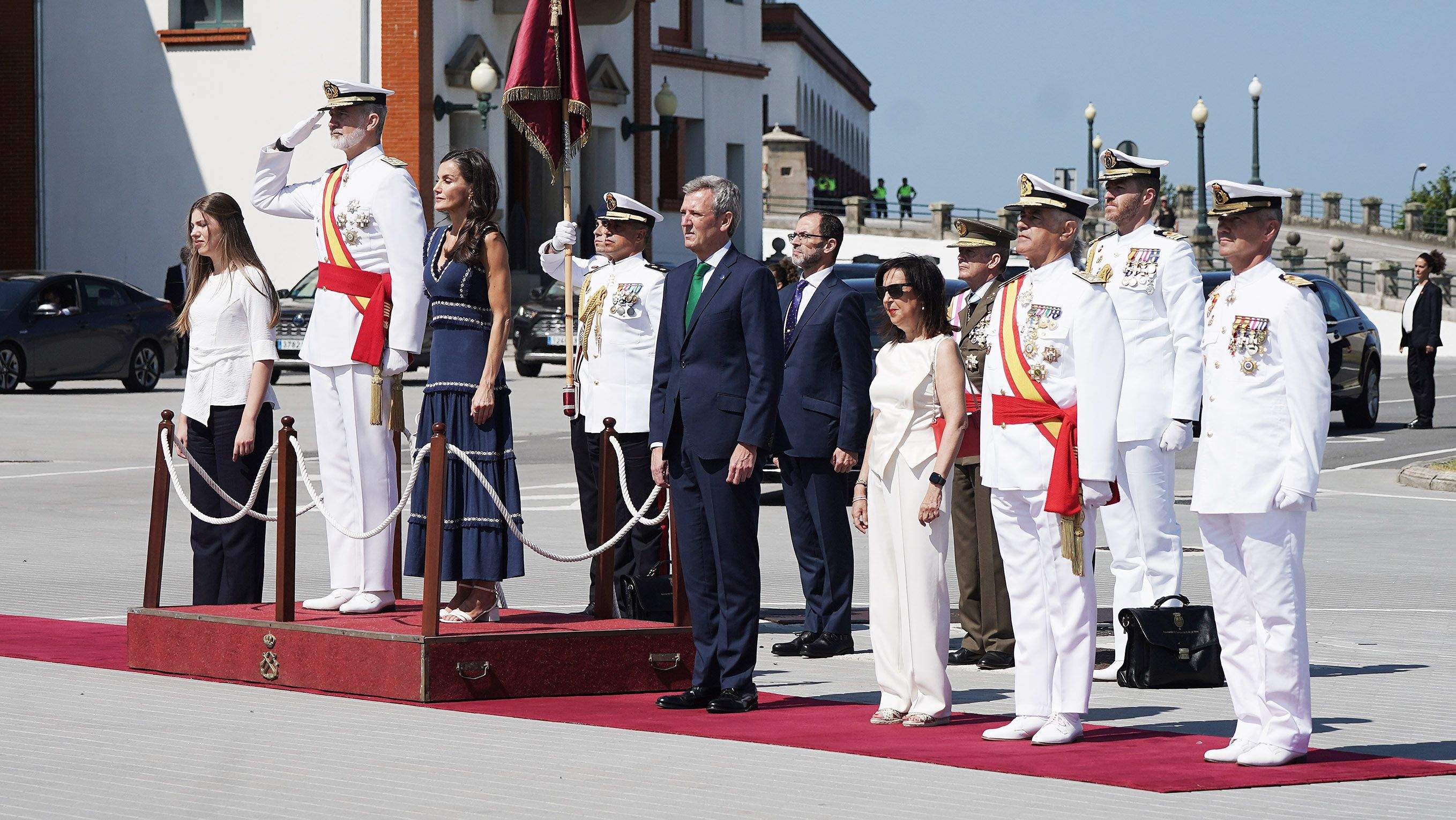 La princesa Leonor recibe la Gran Cruz al Mérito Naval durante la entrega de reales despachos
