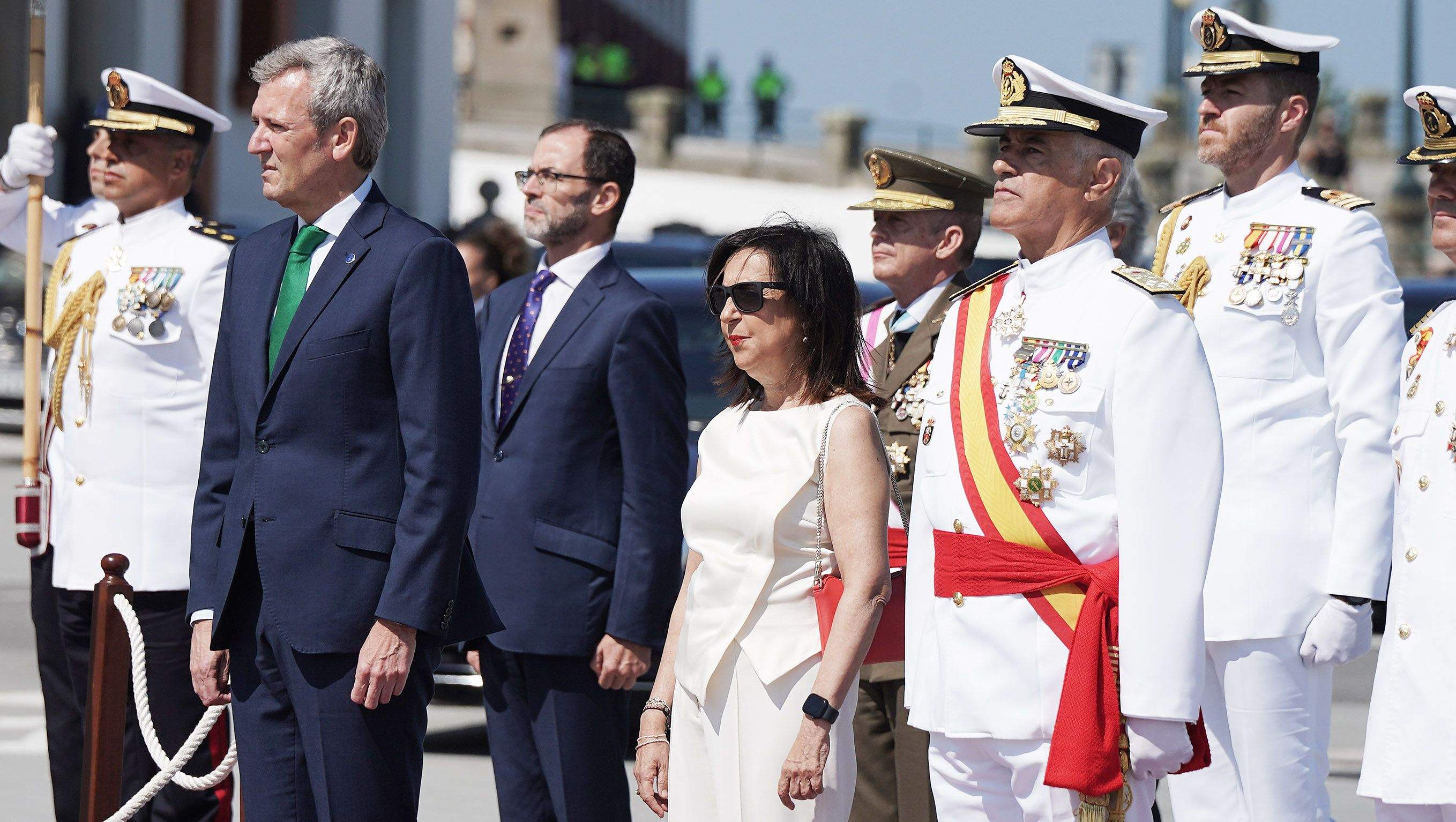 La princesa Leonor recibe la Gran Cruz al Mérito Naval durante la entrega de reales despachos