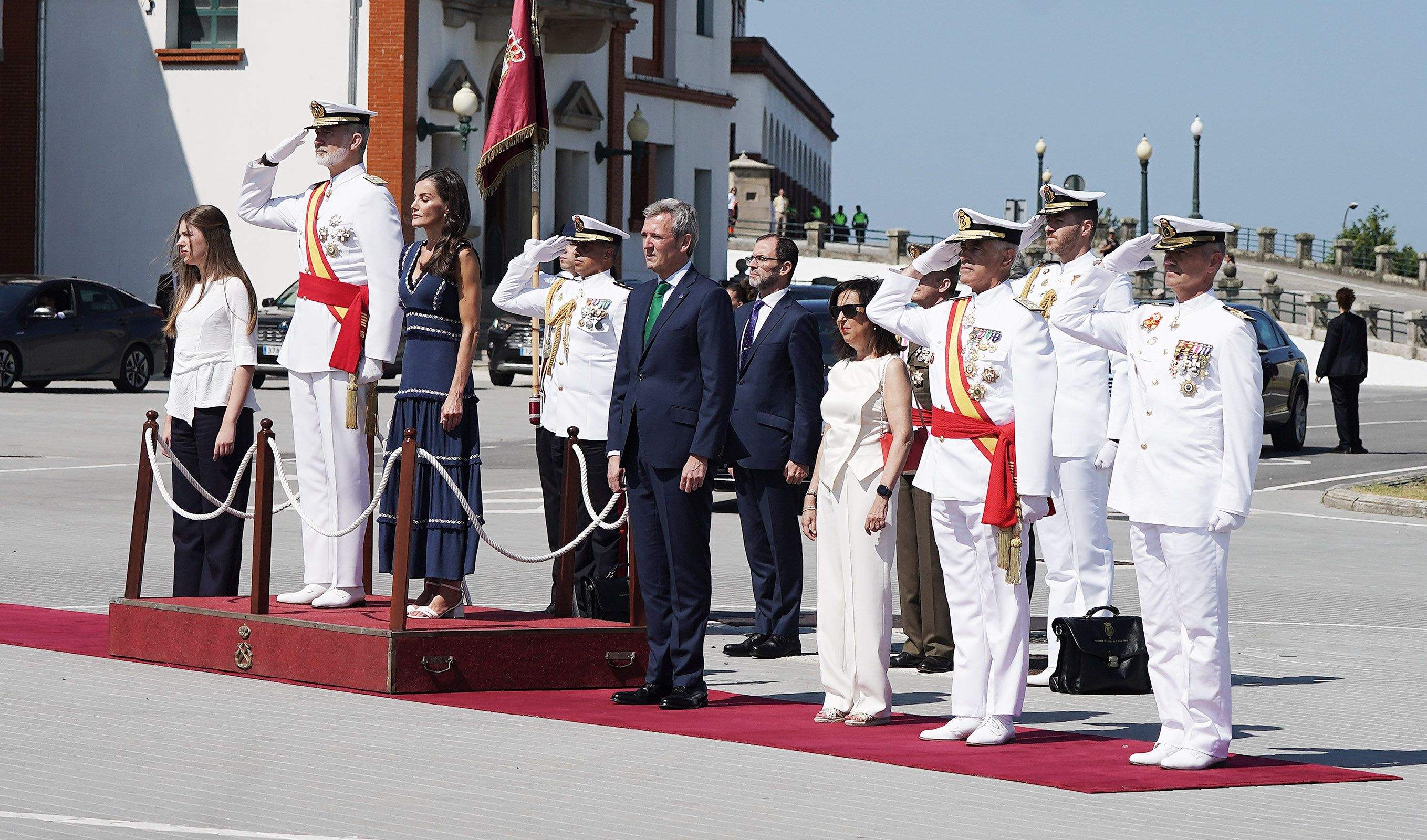 La princesa Leonor recibe la Gran Cruz al Mérito Naval durante la entrega de reales despachos