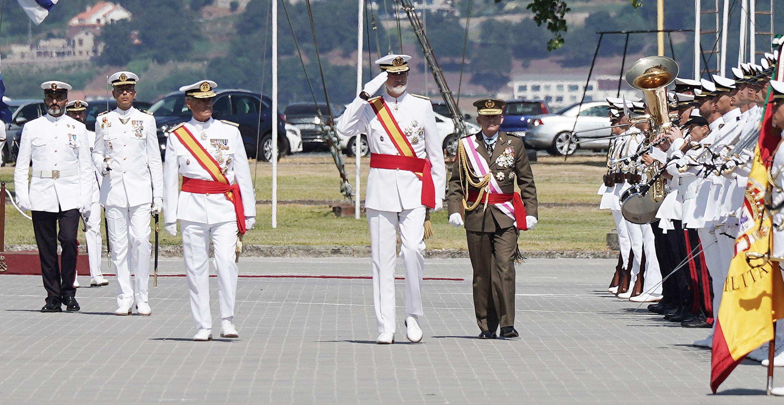 La princesa Leonor recibe la Gran Cruz al Mérito Naval durante la entrega de reales despachos
