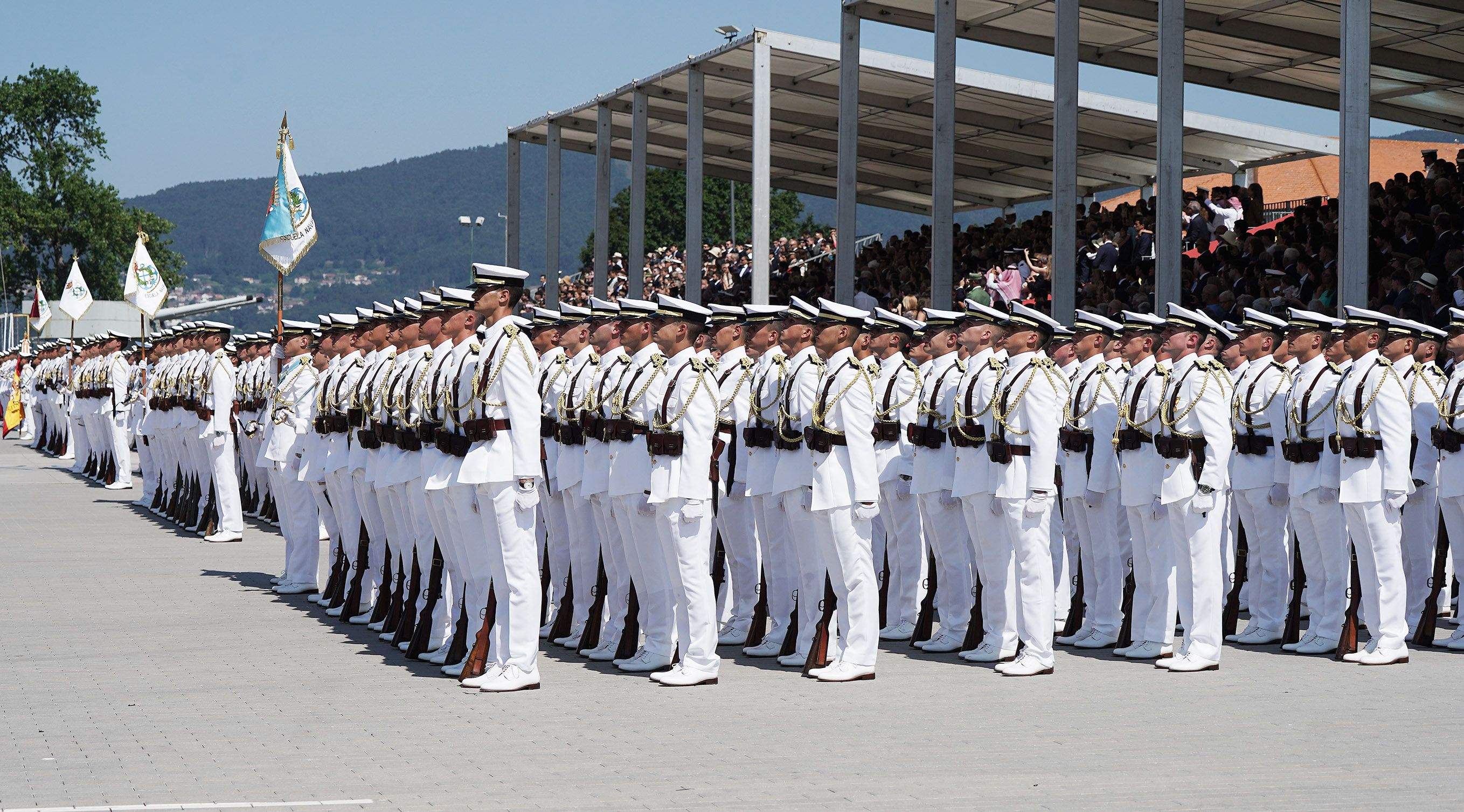 La princesa Leonor recibe la Gran Cruz al Mérito Naval durante la entrega de reales despachos