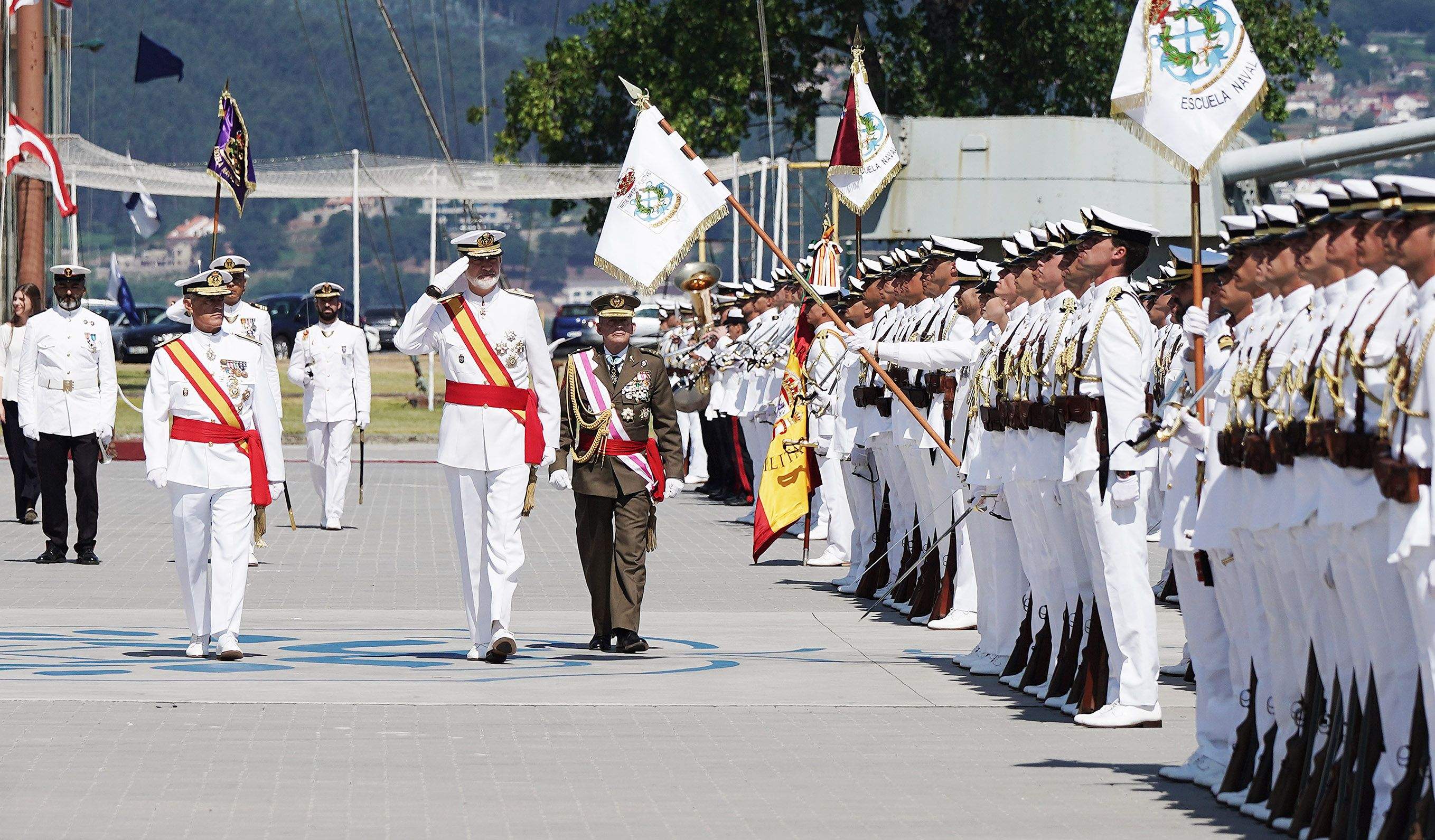 La princesa Leonor recibe la Gran Cruz al Mérito Naval durante la entrega de reales despachos