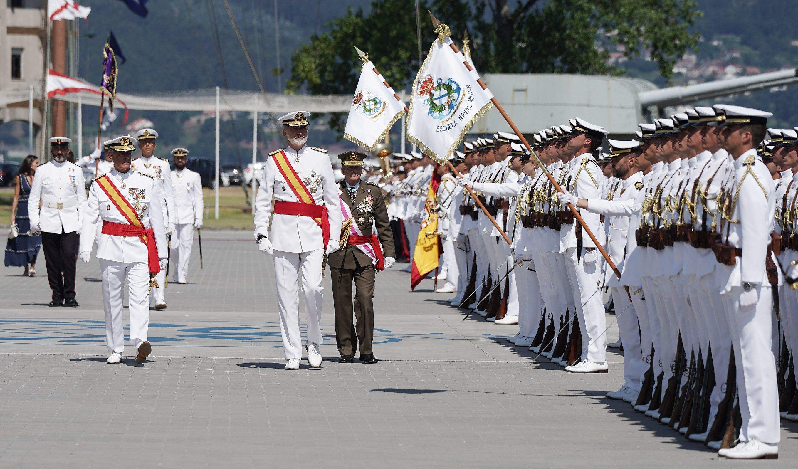 La princesa Leonor recibe la Gran Cruz al Mérito Naval durante la entrega de reales despachos