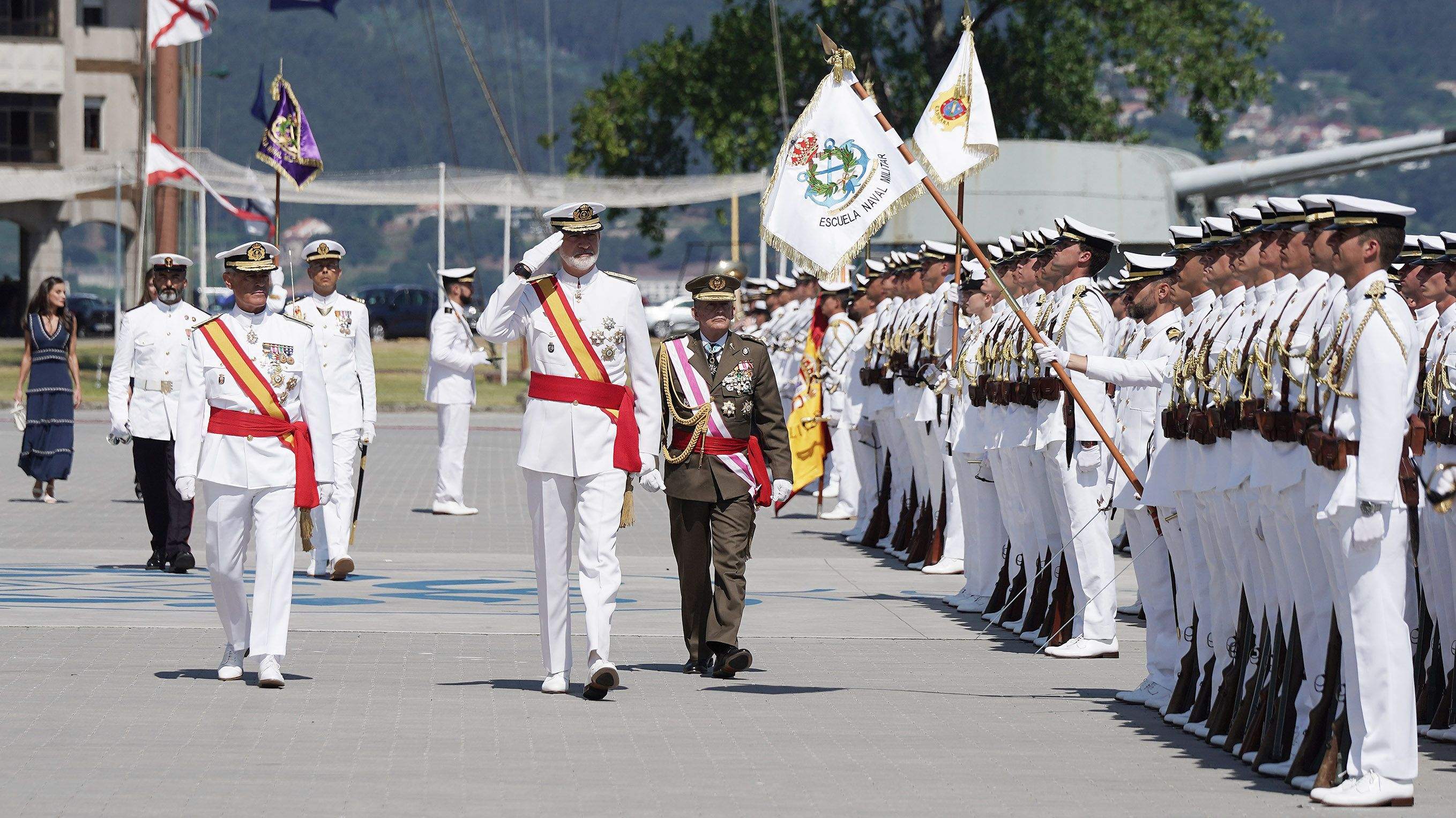 La princesa Leonor recibe la Gran Cruz al Mérito Naval durante la entrega de reales despachos