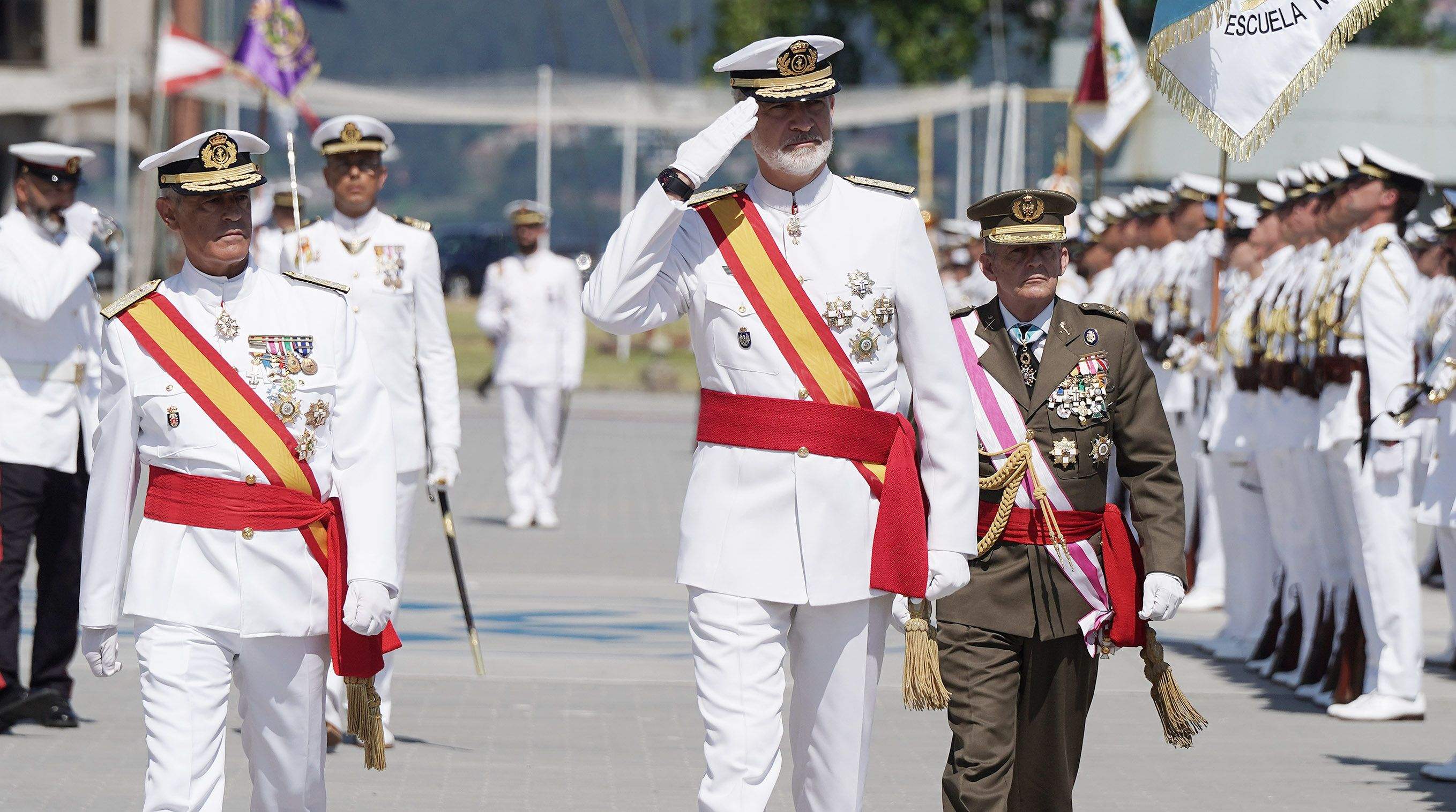 La princesa Leonor recibe la Gran Cruz al Mérito Naval durante la entrega de reales despachos