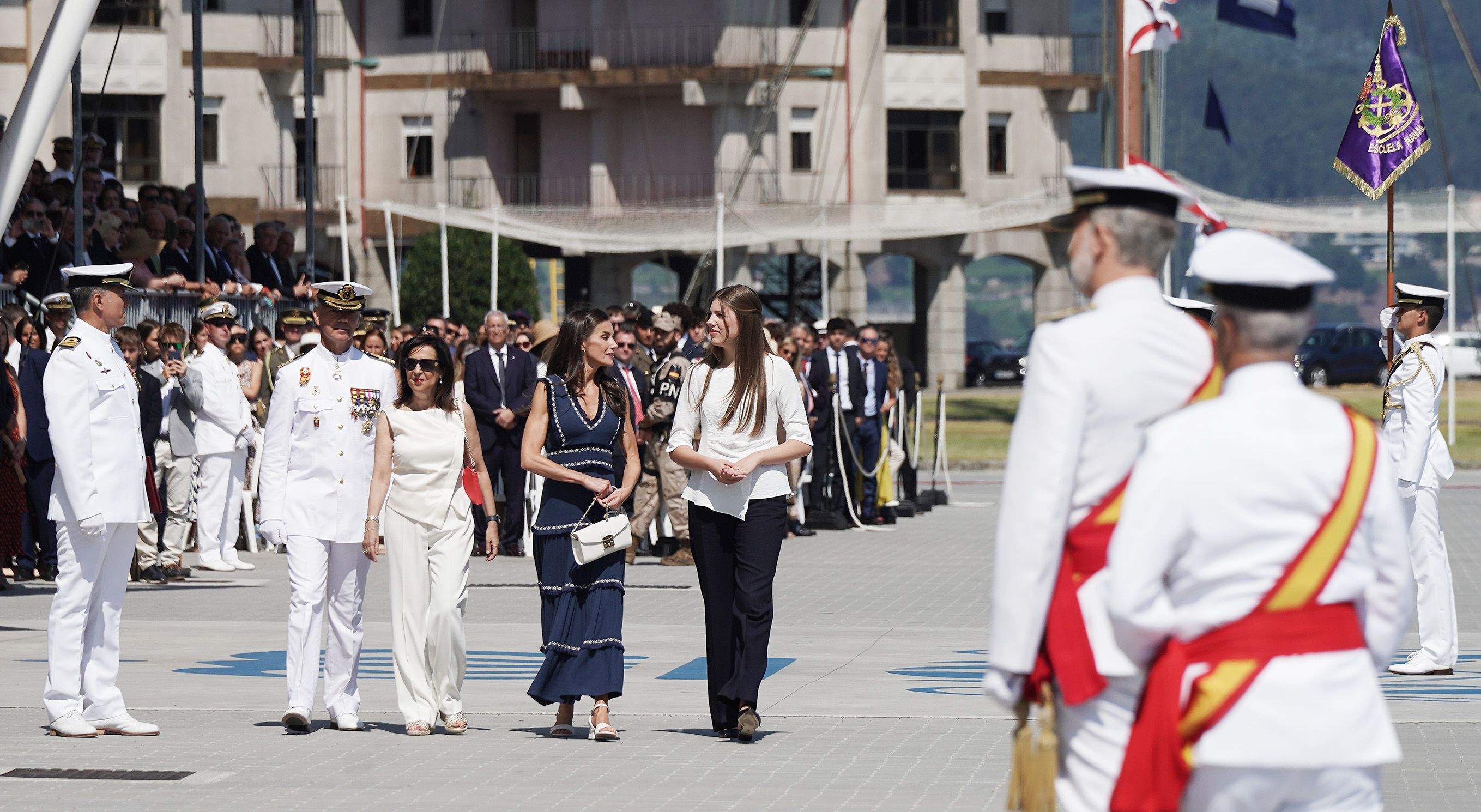 La princesa Leonor recibe la Gran Cruz al Mérito Naval durante la entrega de reales despachos