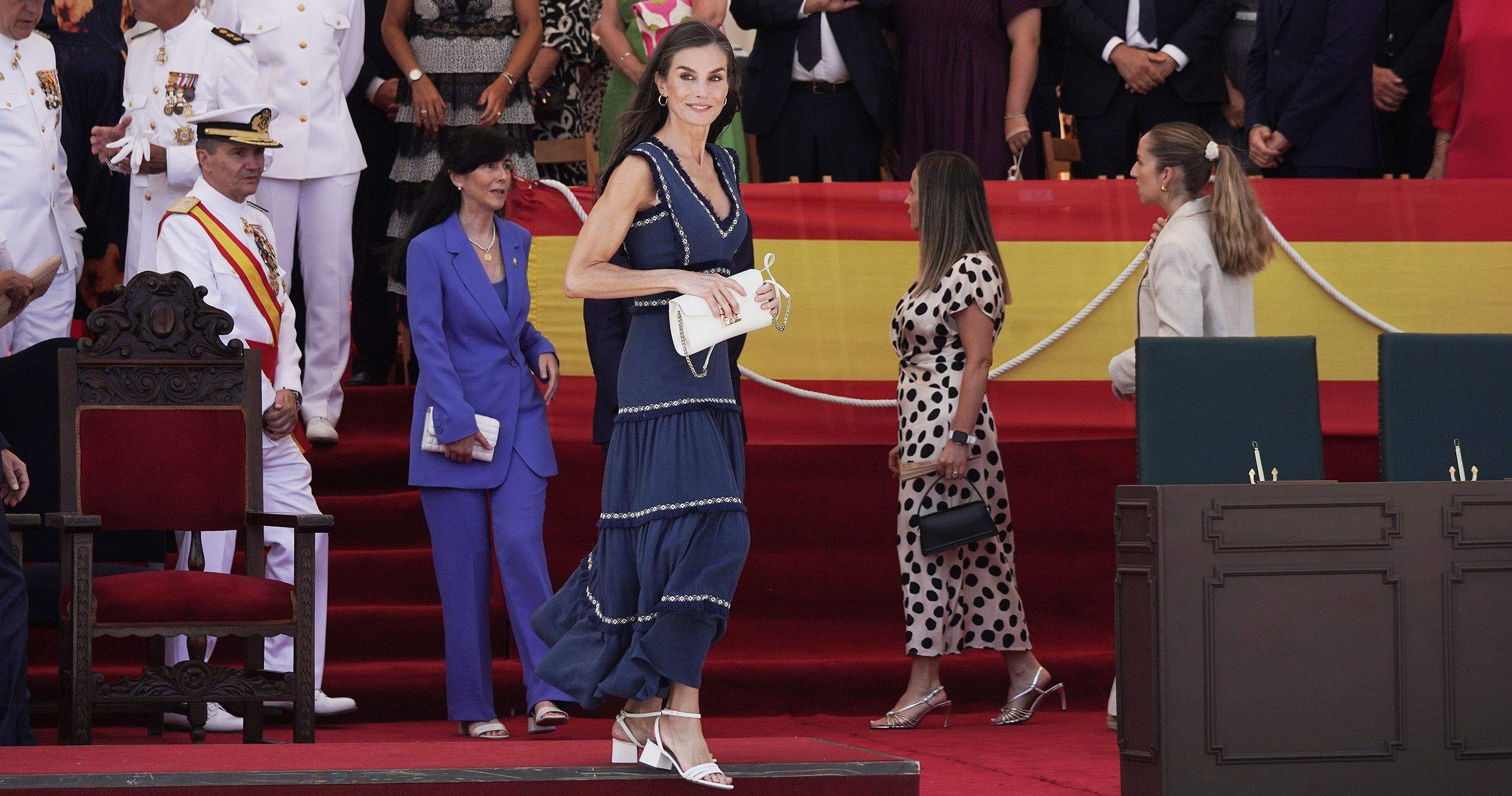 La princesa Leonor recibe la Gran Cruz al Mérito Naval durante la entrega de reales despachos
