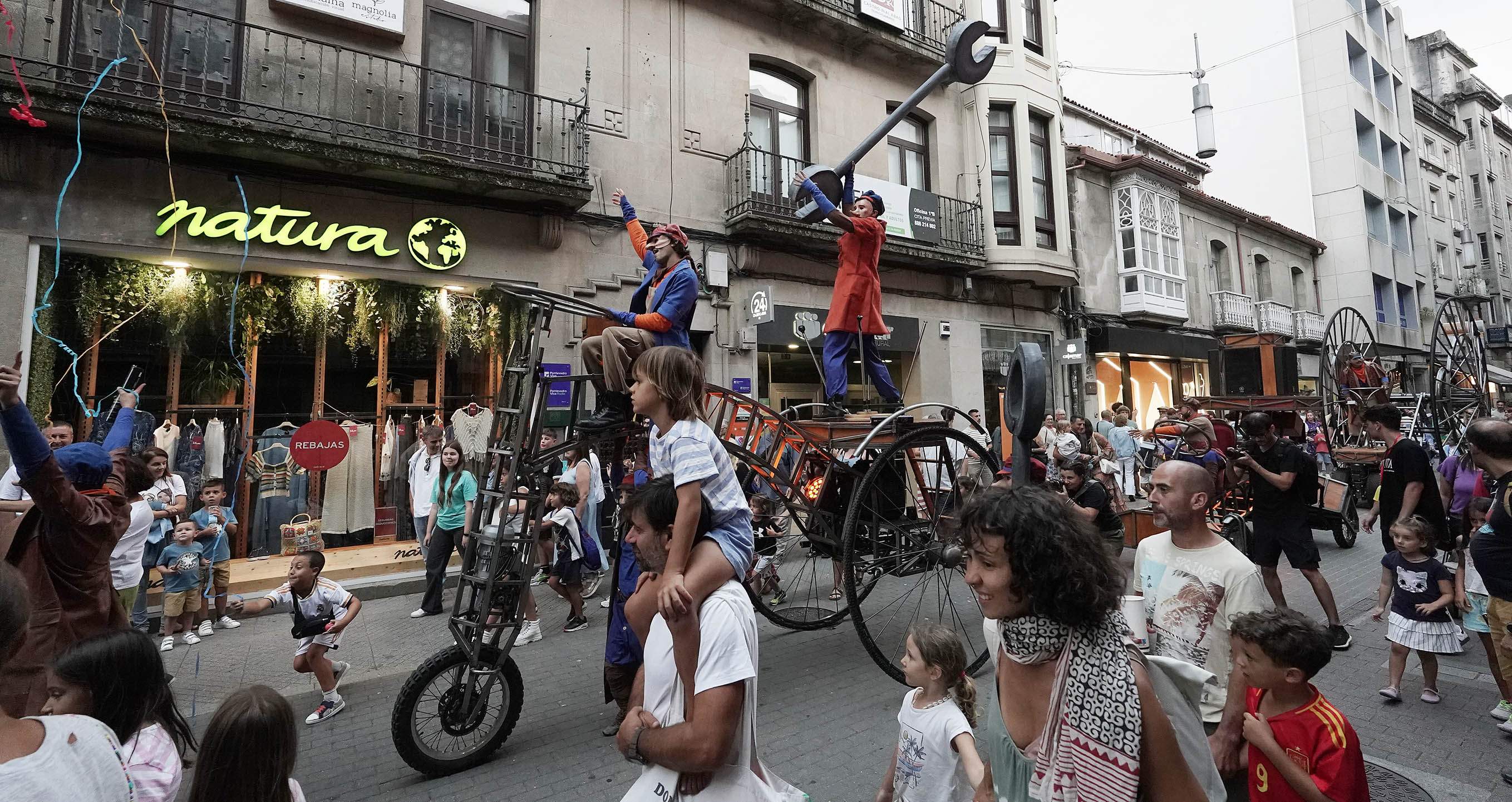 Itineranta, con: Asaco Producciones & Cirko Psikario, La Fam y Troula