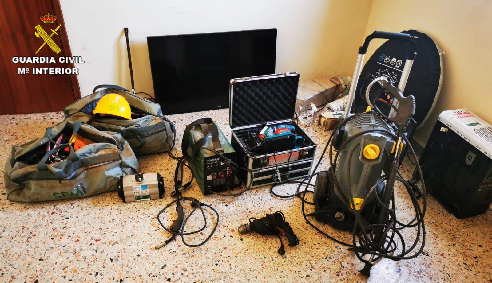 Algunos de los efectos intervenidos al detenido