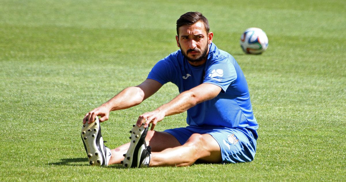 Pablo Carnero realiza estiramentos durante o adestramento do Pontevedra en Pasarón Pablo Carnero realiza estiramentos durante o adestramento do Pontevedra en Pasarón