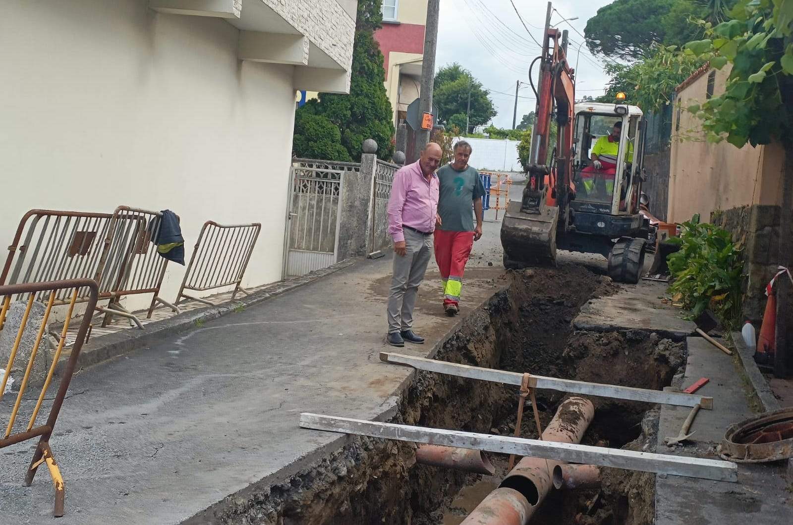 Obras de mejora del saneamiento en la calle Doutor Martínez García