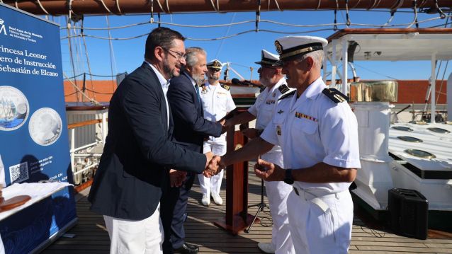 Entrega da moeda conmemorativa pola instrución da princesa Leonor no Elcano