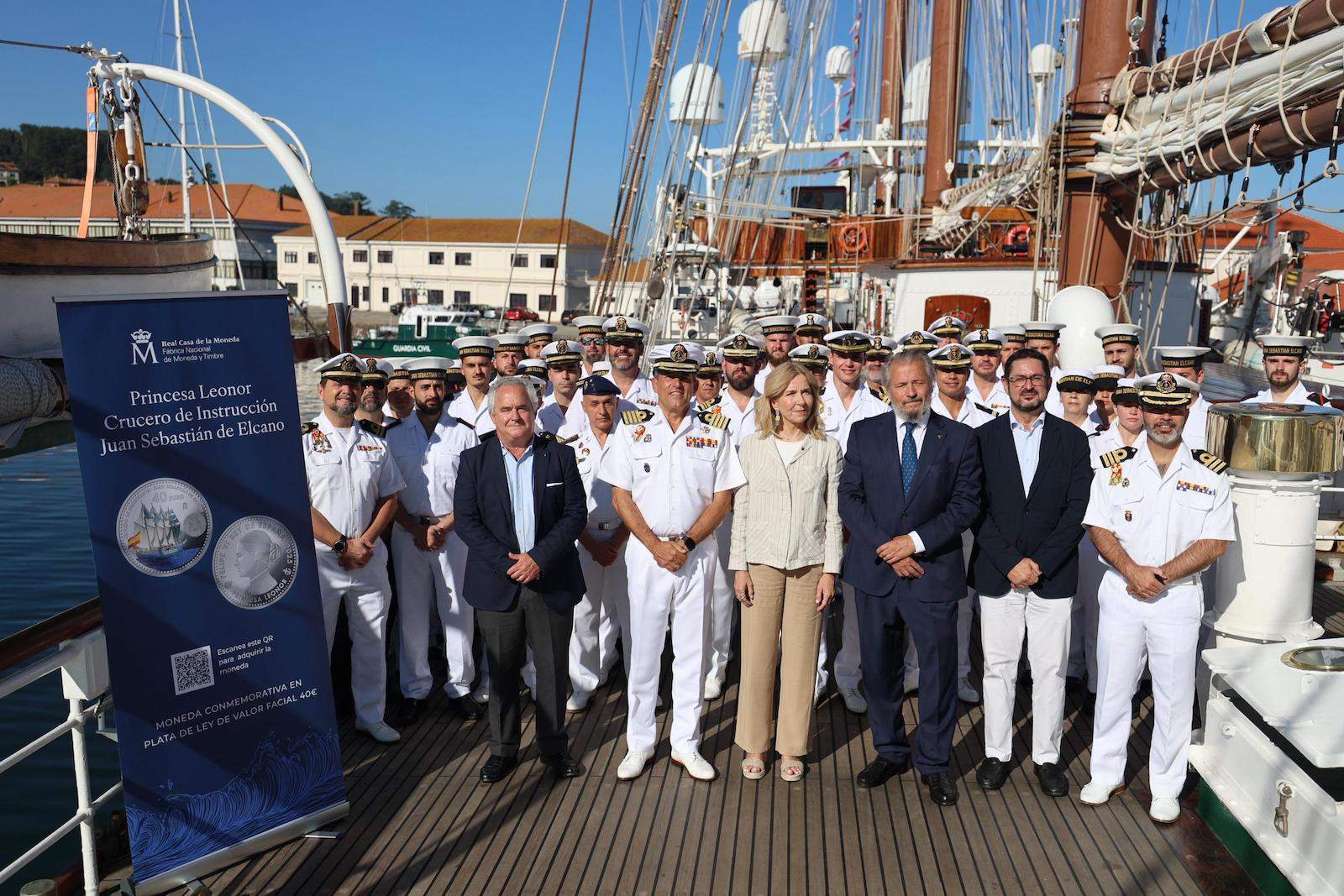 Entrega de la moneda conmemorativa por la instrucción de la princesa Leonor en el Elcano