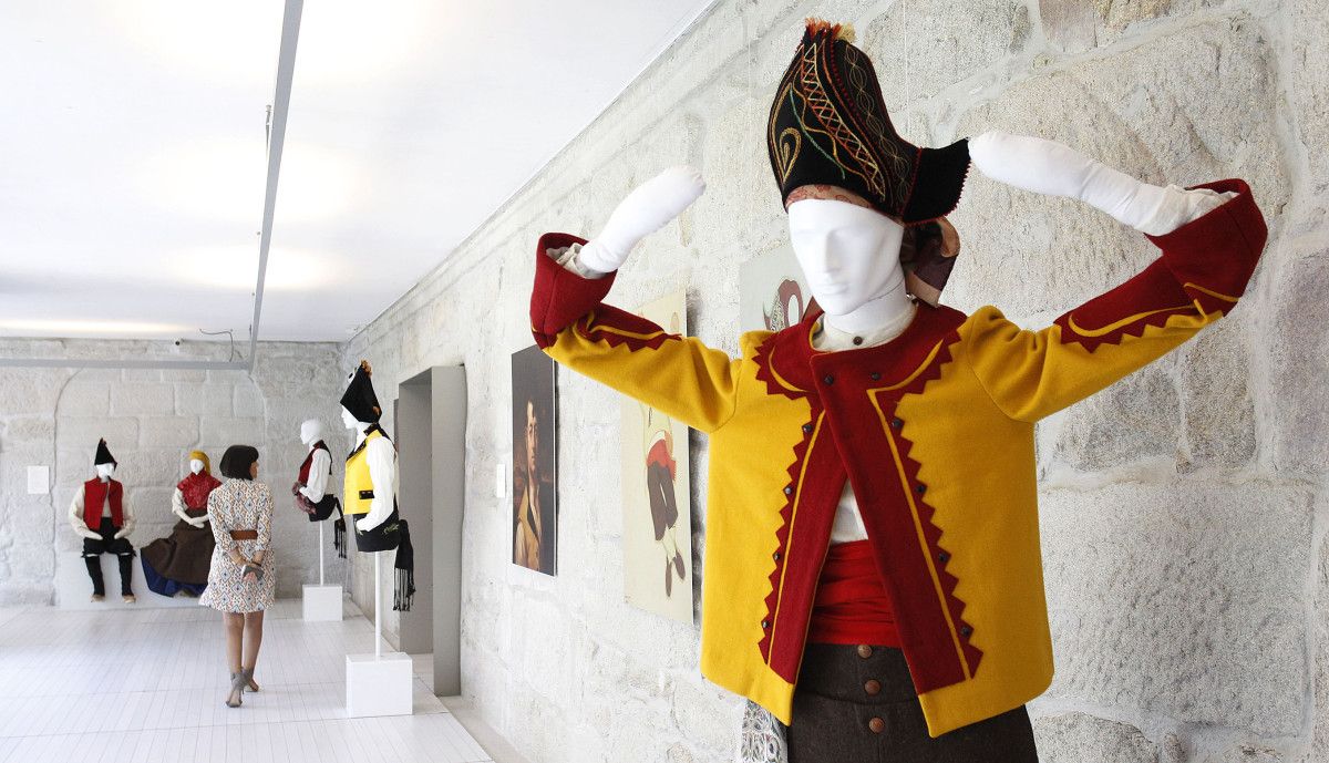 Exposición "Vestidos con pincel, cosidos con agulla. Traxes tradicionais galegos" en el Edificio Sarmiento