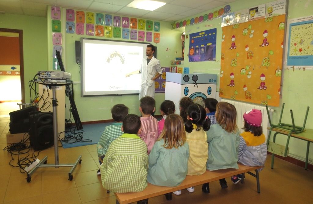 Alumnos en la escuela unitaria de Romariz