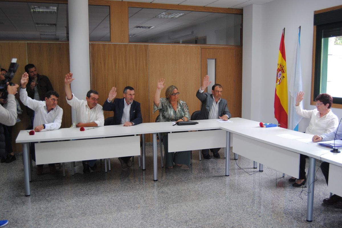 Momento de la votación de Abraldes como nuevo alcalde de Barro