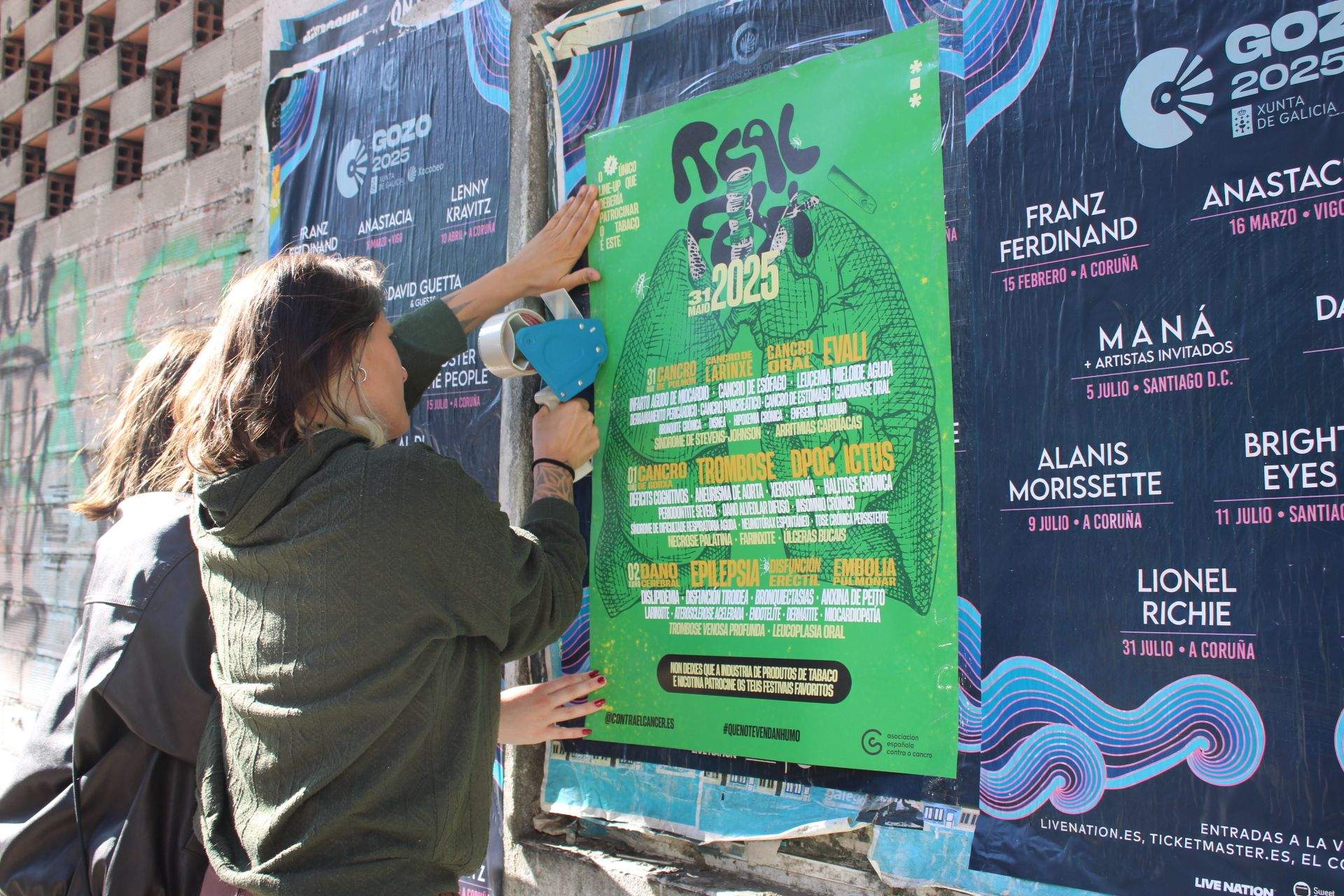 Pegada de carteles del 'Real Fest' de la AECC en Pontevedra