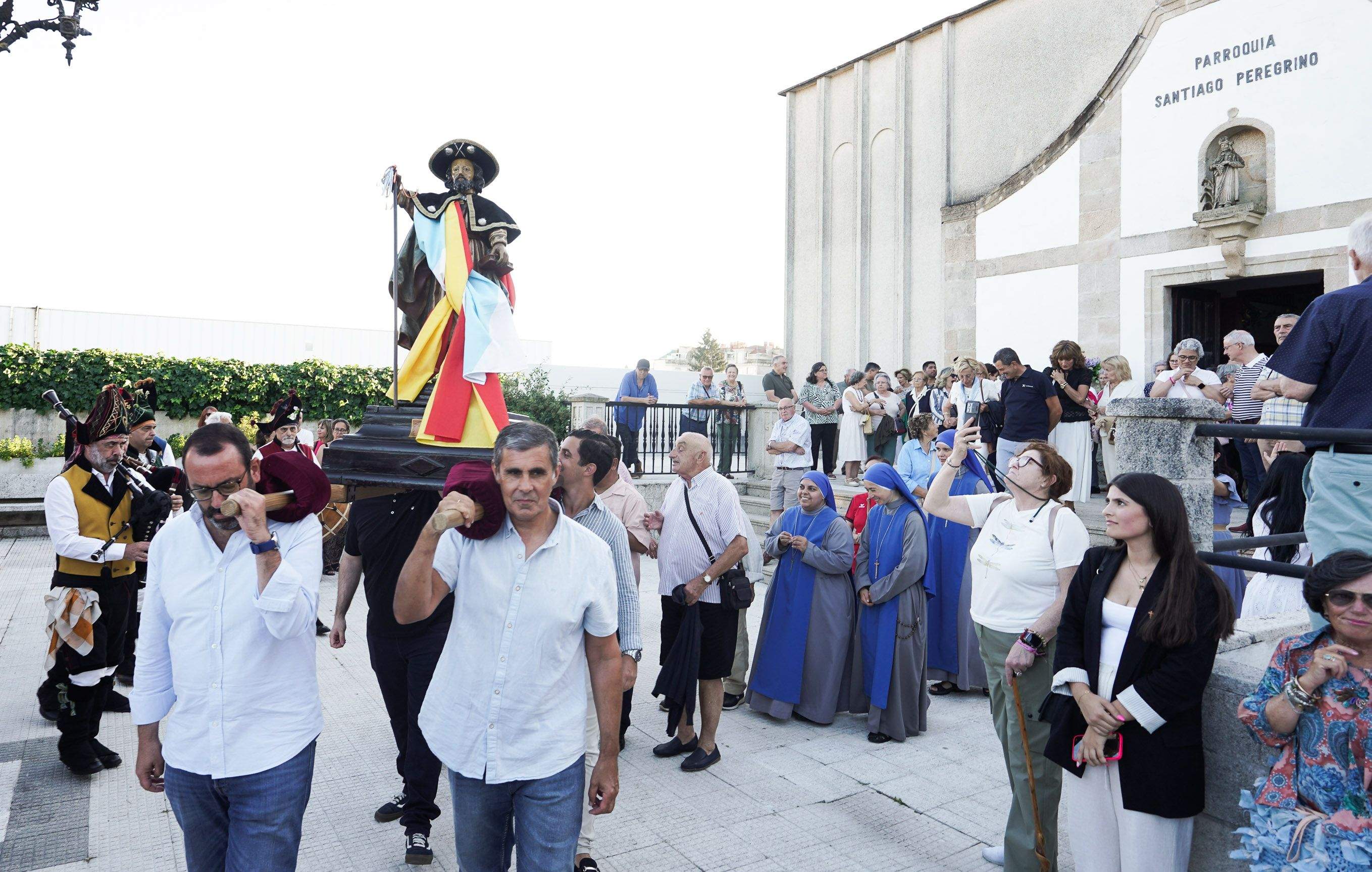Procesión para recoger las uvas y el maíz por el barrio de O Burgo 