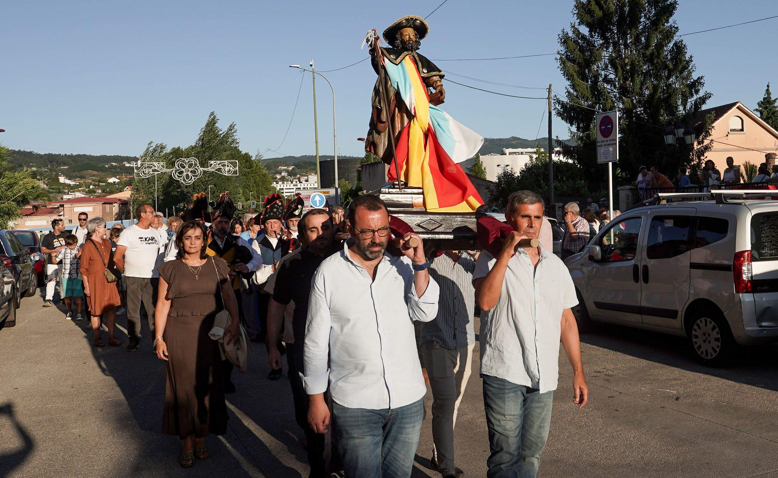 Procesión para recoger las uvas y el maíz por el barrio de O Burgo 