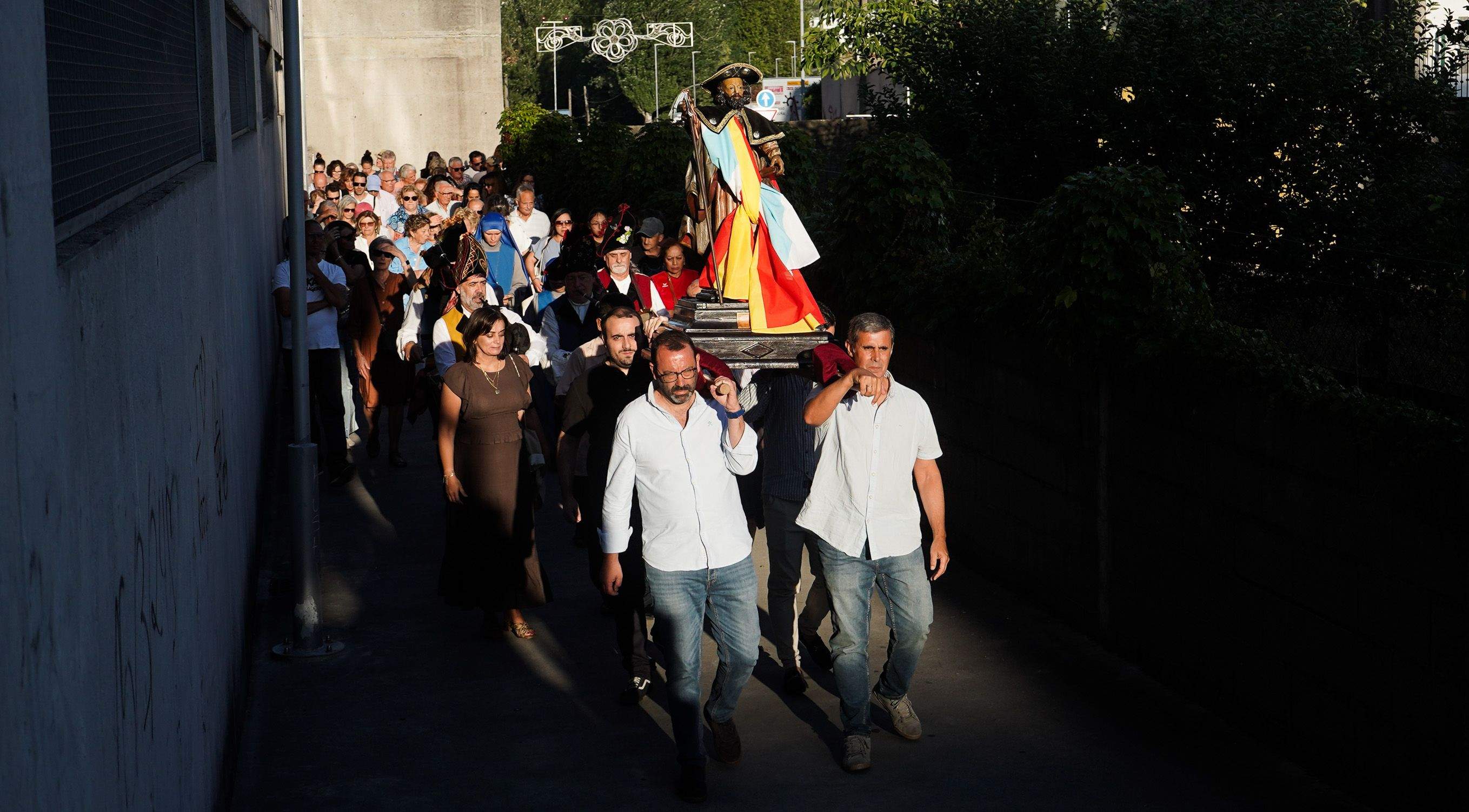 Procesión para recoger las uvas y el maíz por el barrio de O Burgo 