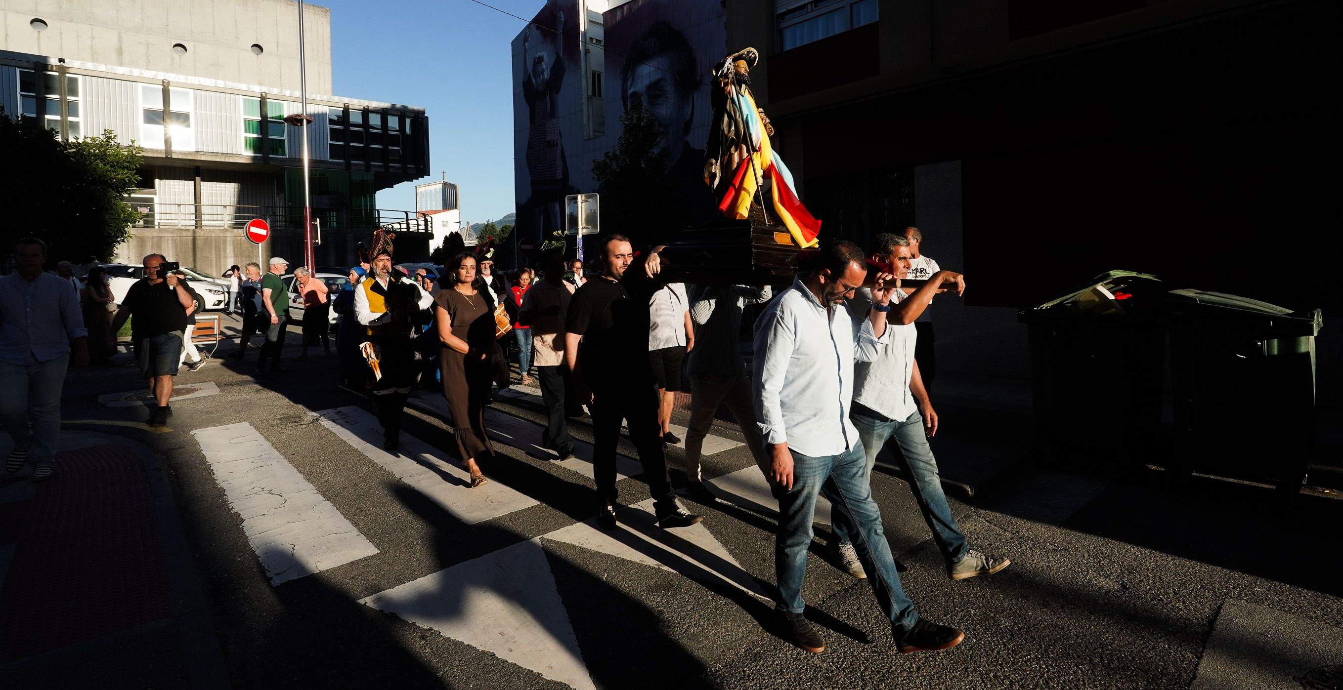 Procesión para recoger las uvas y el maíz por el barrio de O Burgo 