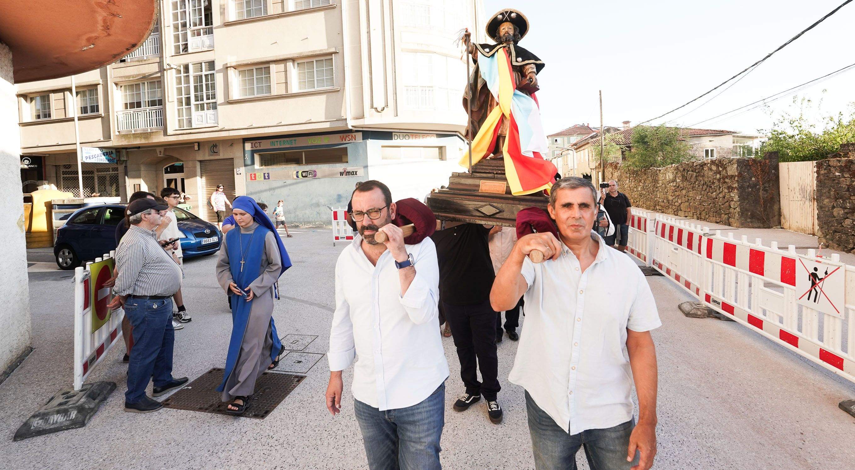 Procesión para recoger las uvas y el maíz por el barrio de O Burgo 