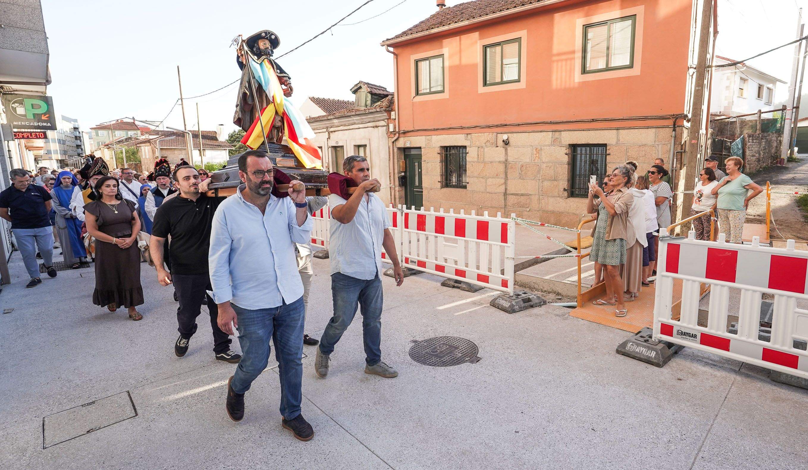 Procesión para recoger las uvas y el maíz por el barrio de O Burgo 