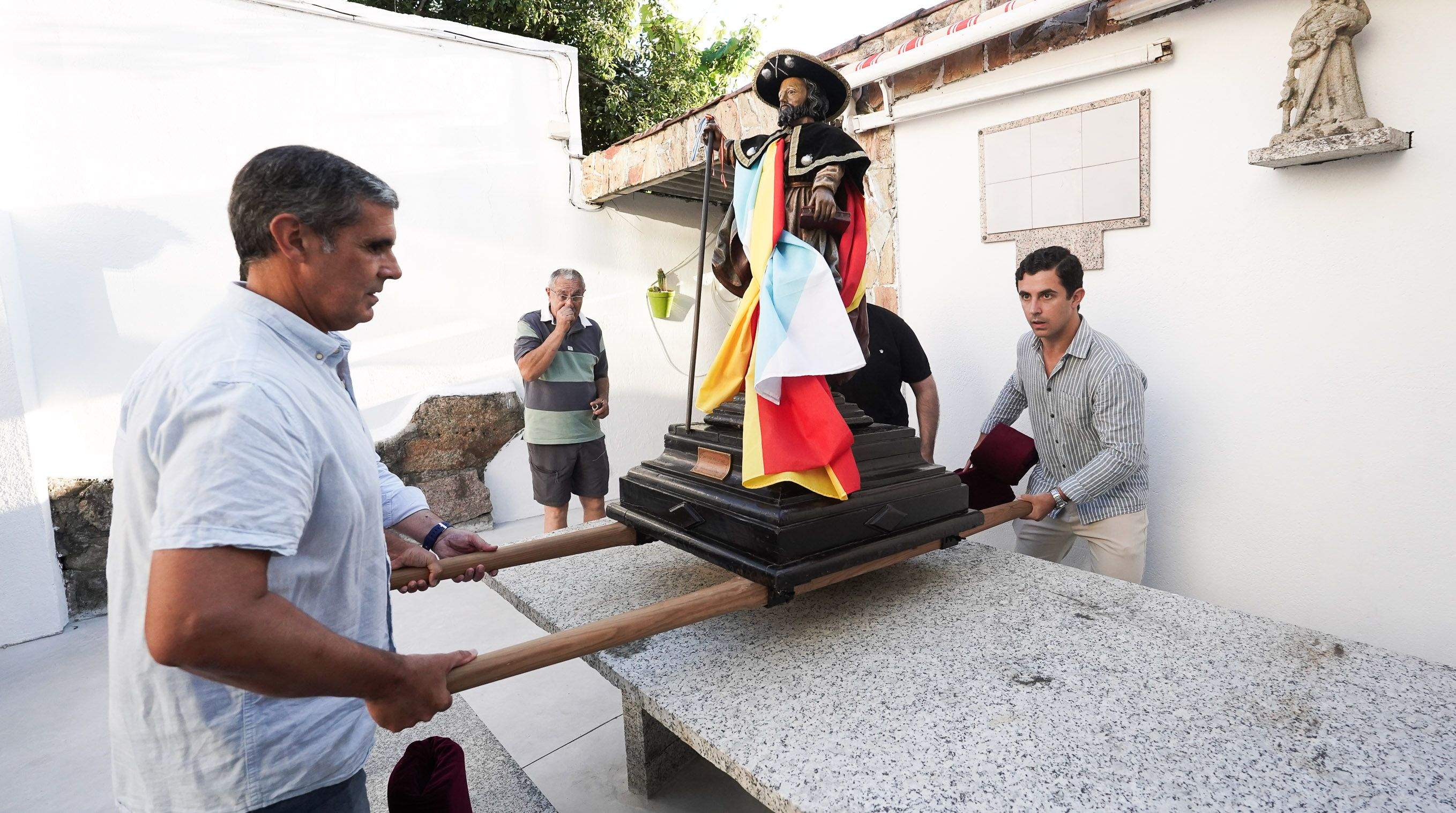 Procesión para recoger las uvas y el maíz por el barrio de O Burgo 