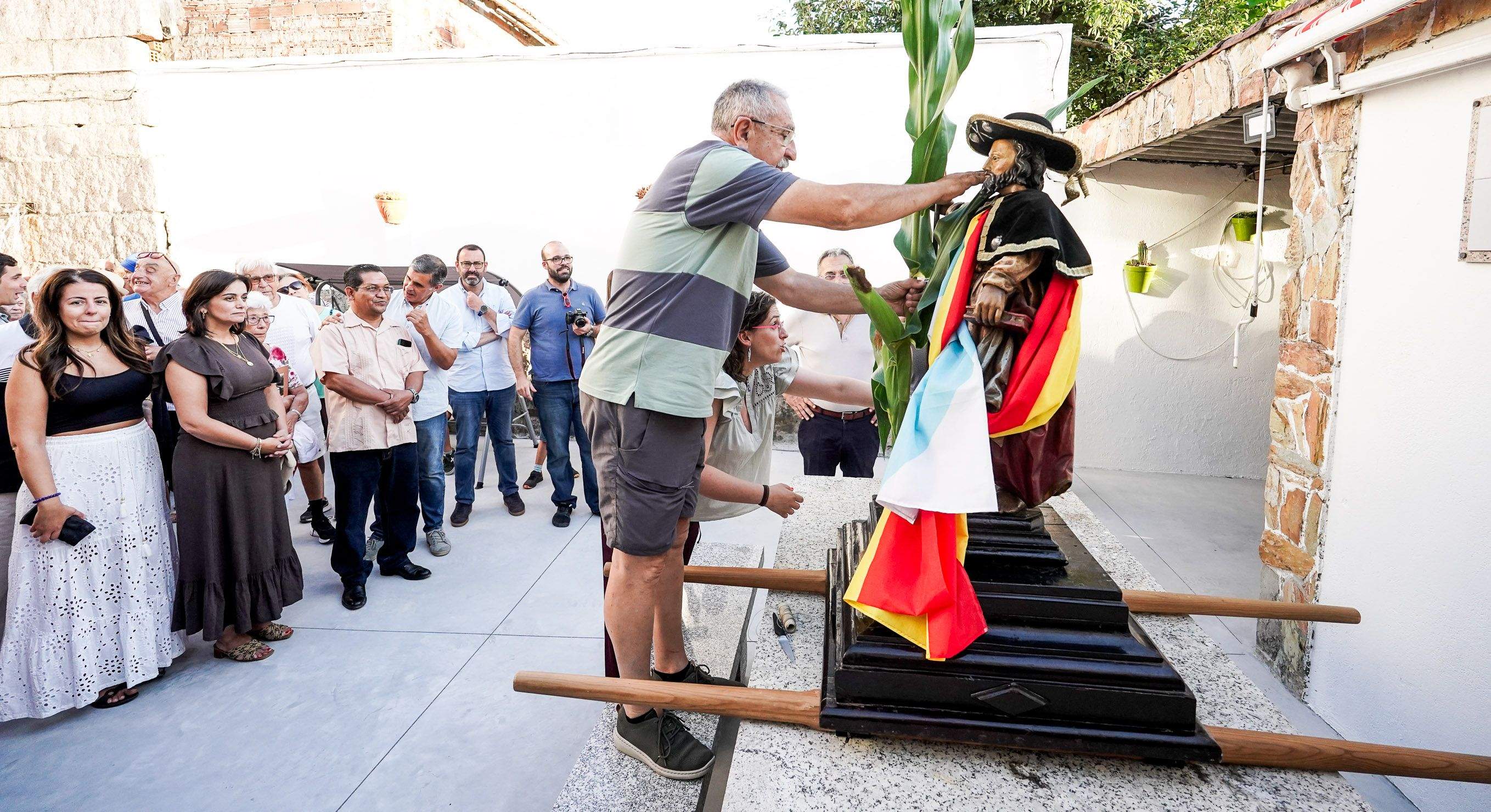 Procesión para recoger las uvas y el maíz por el barrio de O Burgo 