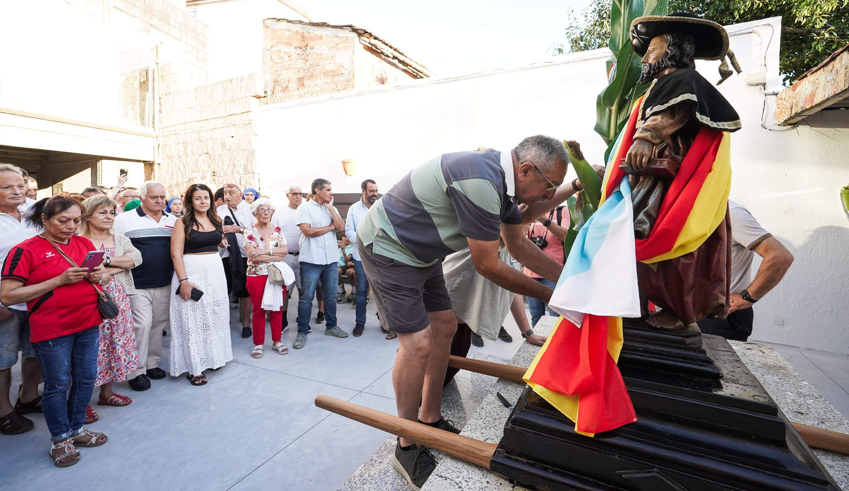 Procesión para recoger las uvas y el maíz por el barrio de O Burgo 