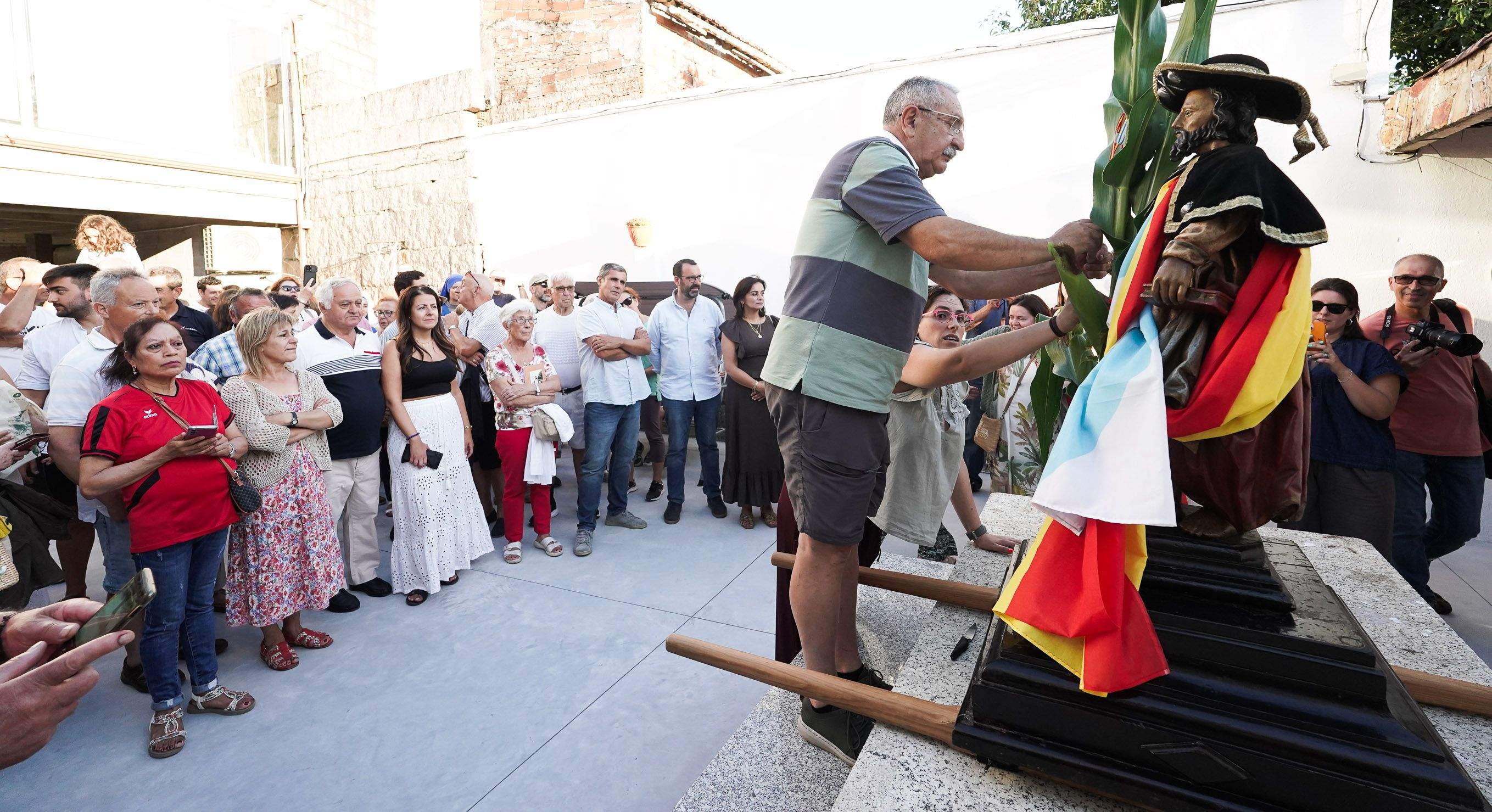 Procesión para recoger las uvas y el maíz por el barrio de O Burgo 