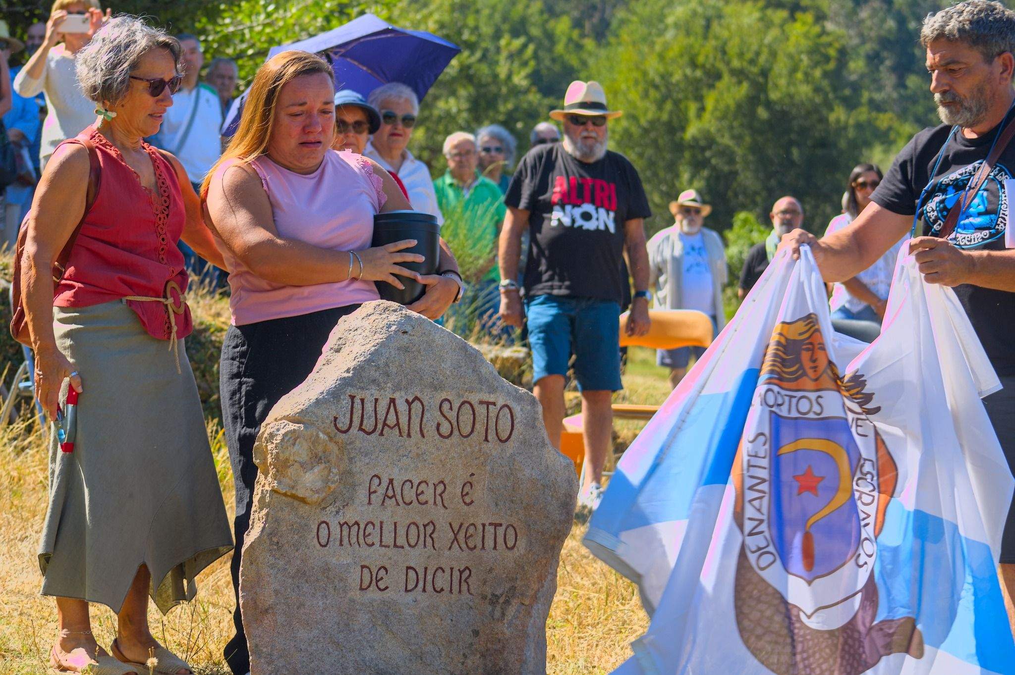 Familiares de Juan Soto descubrindo a lauda.