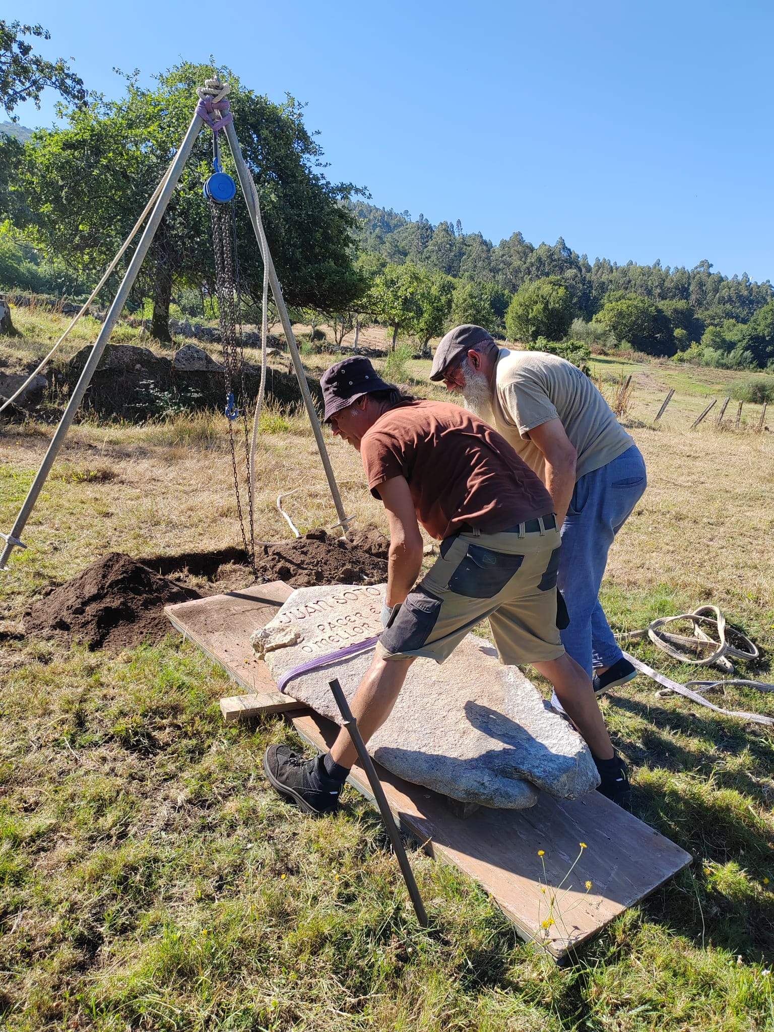 Luís Vázquez e o escultor Marcos Escudero achegando a lauda ao seu postoiro.