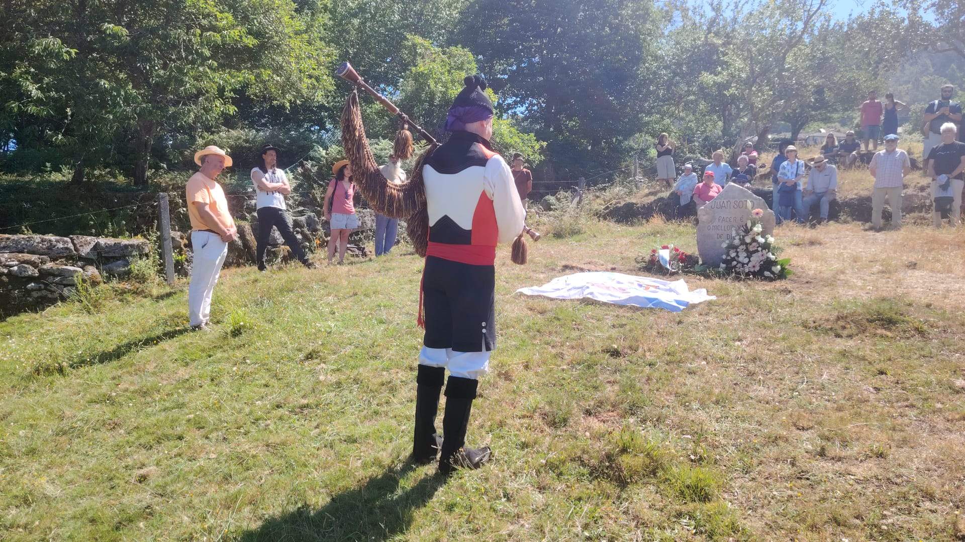 O gaiteiro Xoán López tanxe solemne fronte á lauda de Soto.