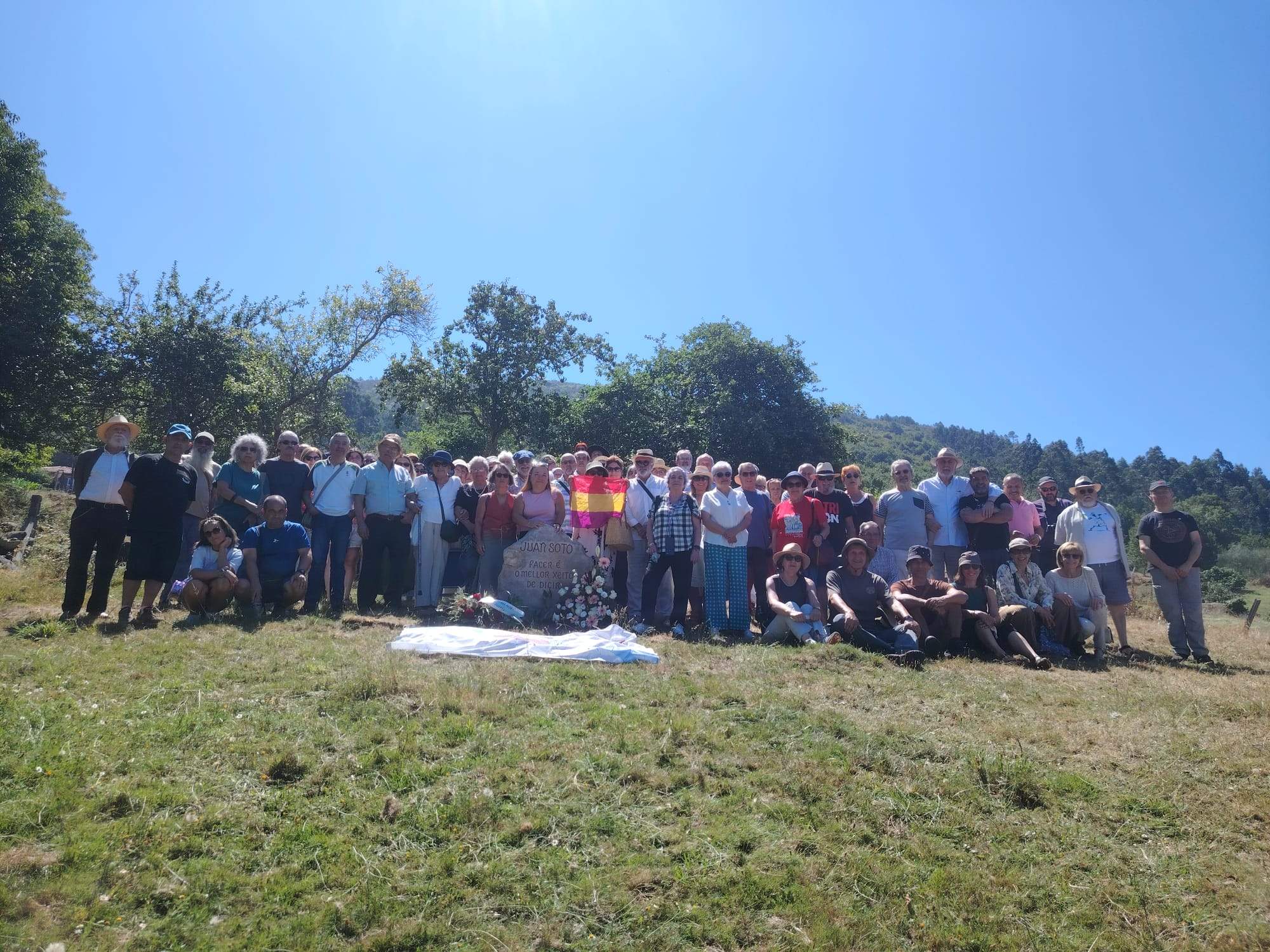 Un cento de persoas se congregaron no Campo das Laudas (Cerdedo) para honrar a memoria de Juan Soto.