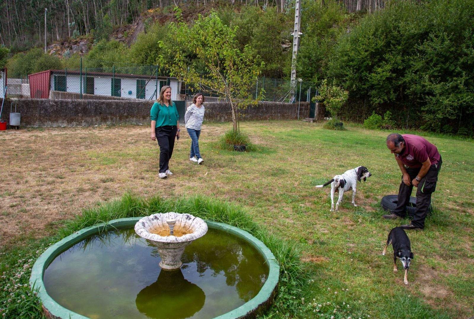 Rocío Cochón, concelleira de turismo, visita o Centro Kennels, en Combarro