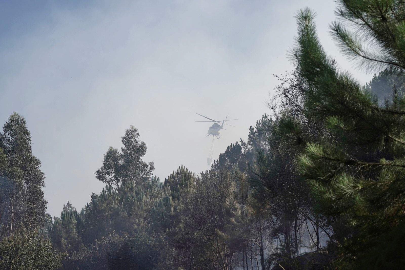 Tareas de extinción del incendio de Moreira, en Marín